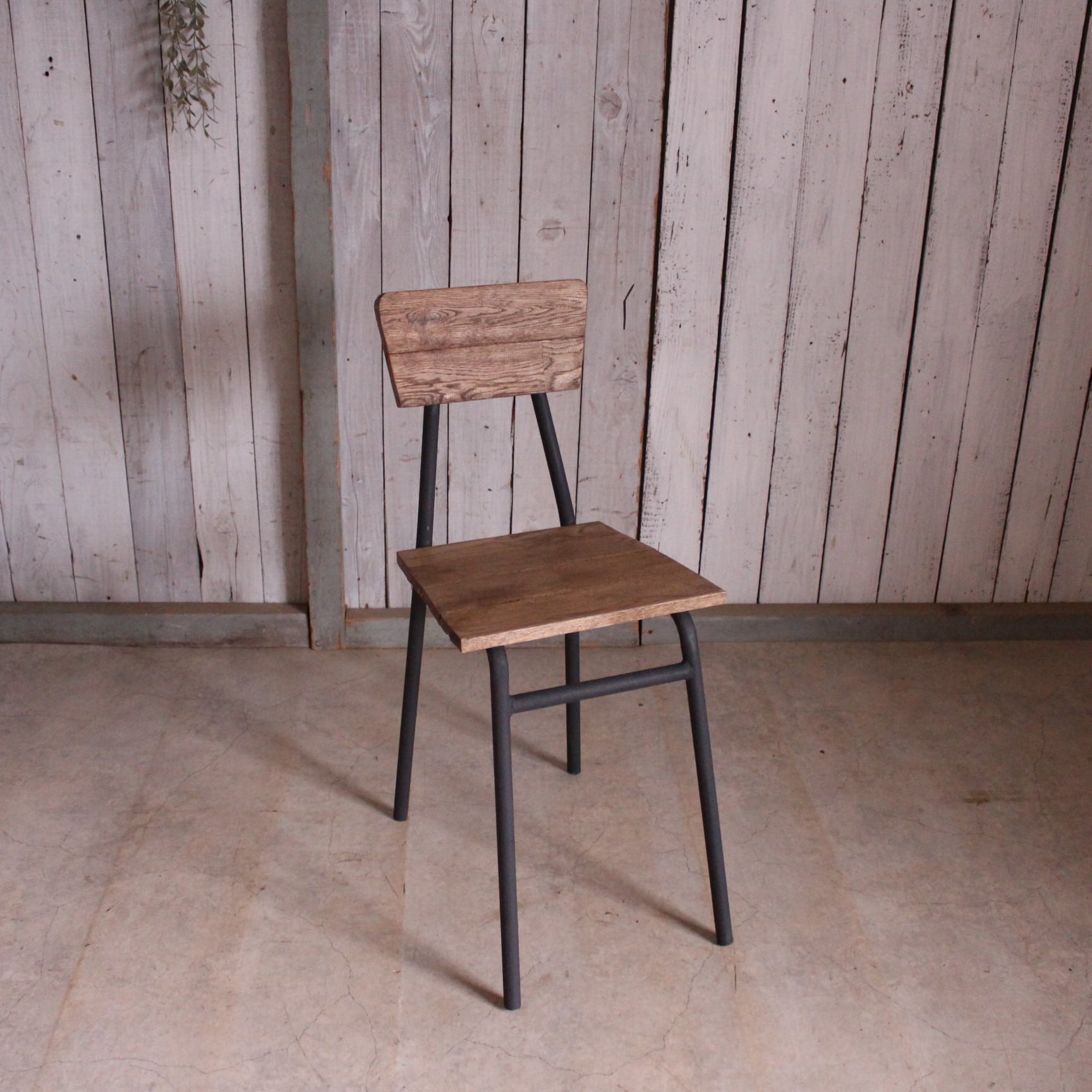鉄脚と古材の椅子　チェア　古家具　インダストリアル 鉄脚と楢材の椅子 チェア | denbee 古道具