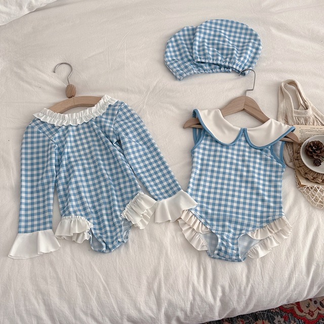 ,女の子用ブルーギンガムのフリルワンピース水着(スイムキャップ付き)
