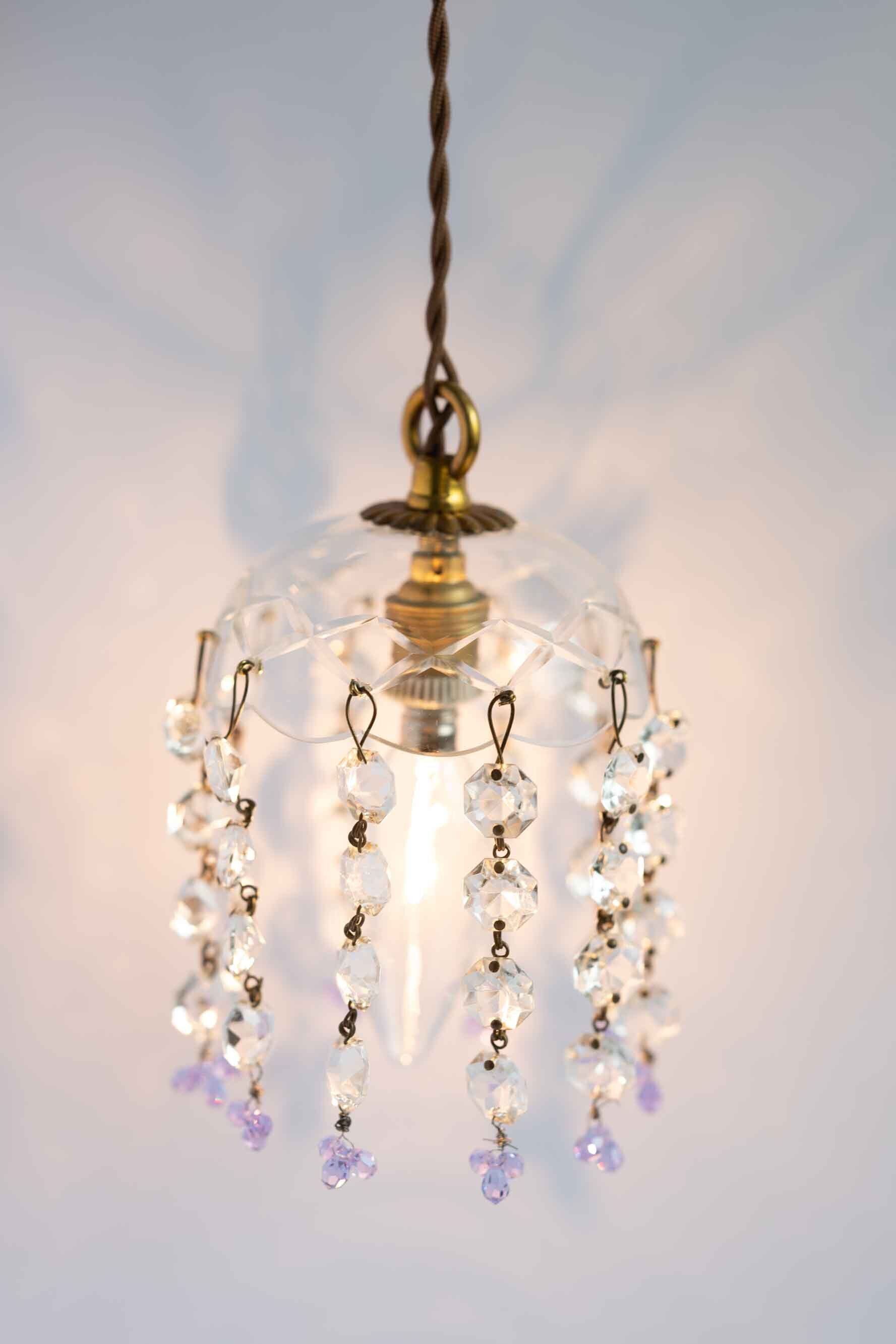ミニシャンデリア ドロップ部の1つがすみれ色です。クリスタルガラスの質が大変素晴らしいです!ドロップガラスは10本です。