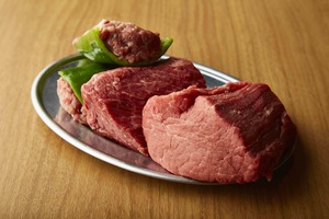 【在庫処分SALE】オーストラリア産サーロインステーキ (500g)写真手前のお肉で150gです。