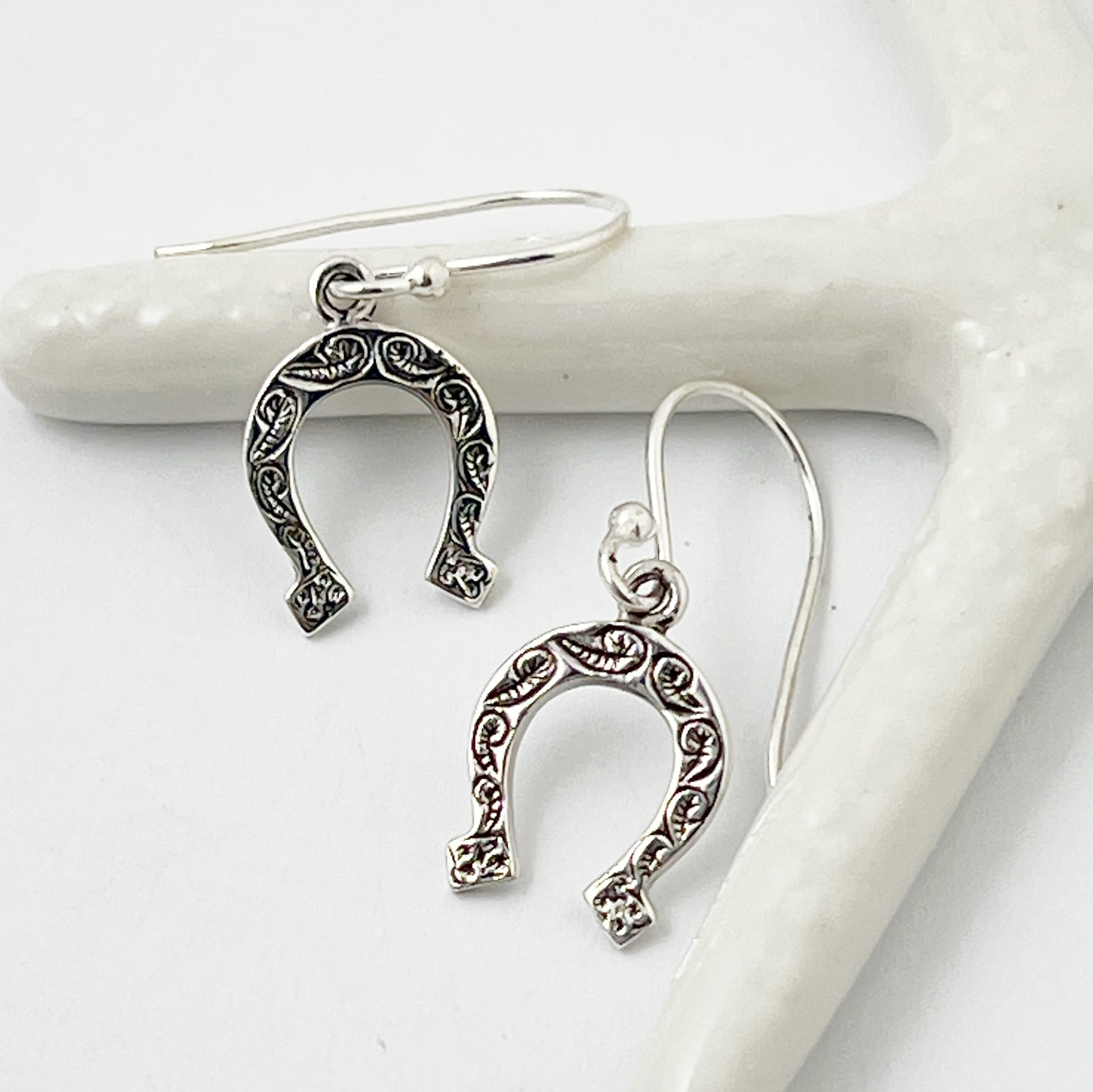 数量限定】総柄 ホースシュー 馬蹄 フックピアス 馬 蹄鉄 うま