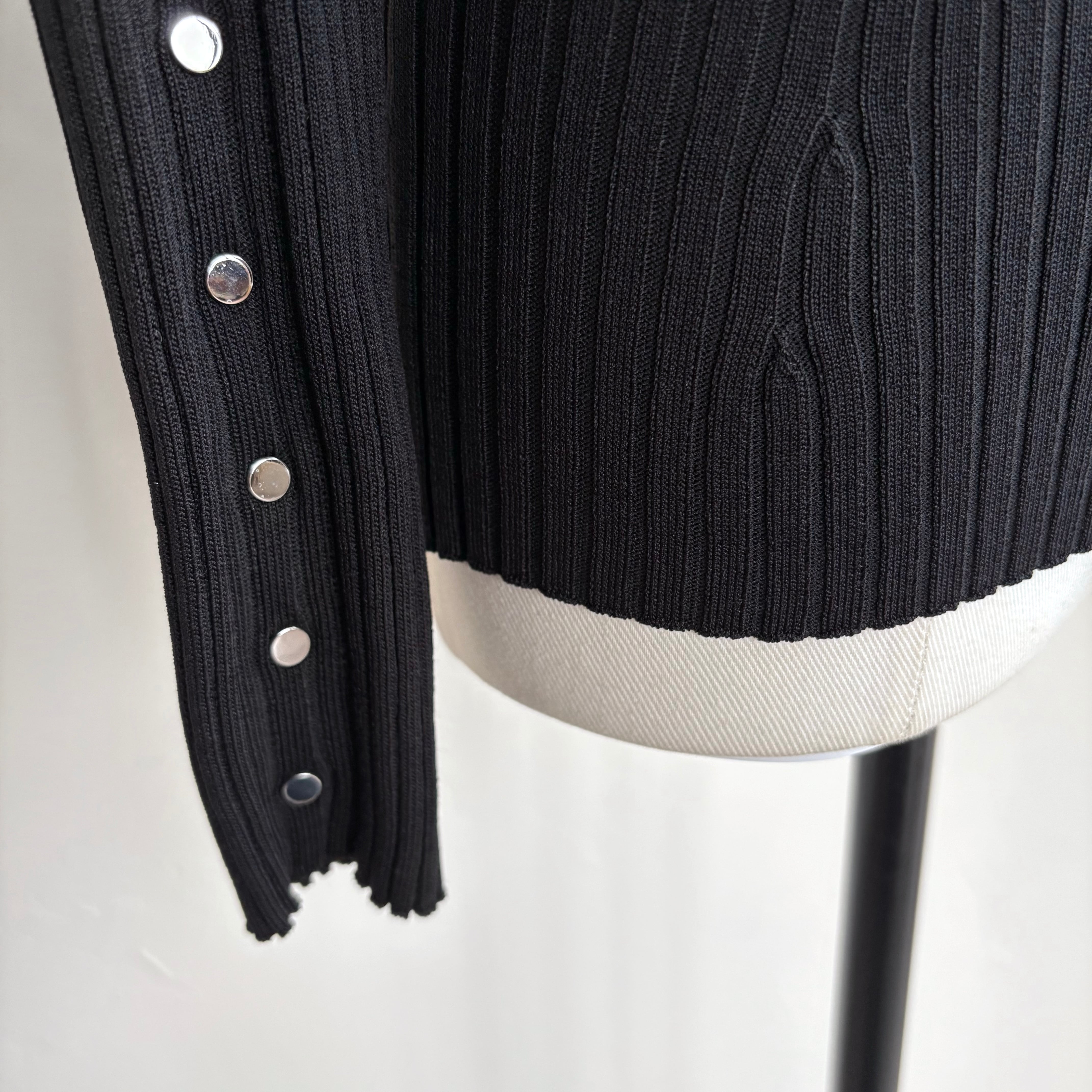 SYSORUS×akko3839 ボタンアレンジラウンドネックリブニット 821094-1