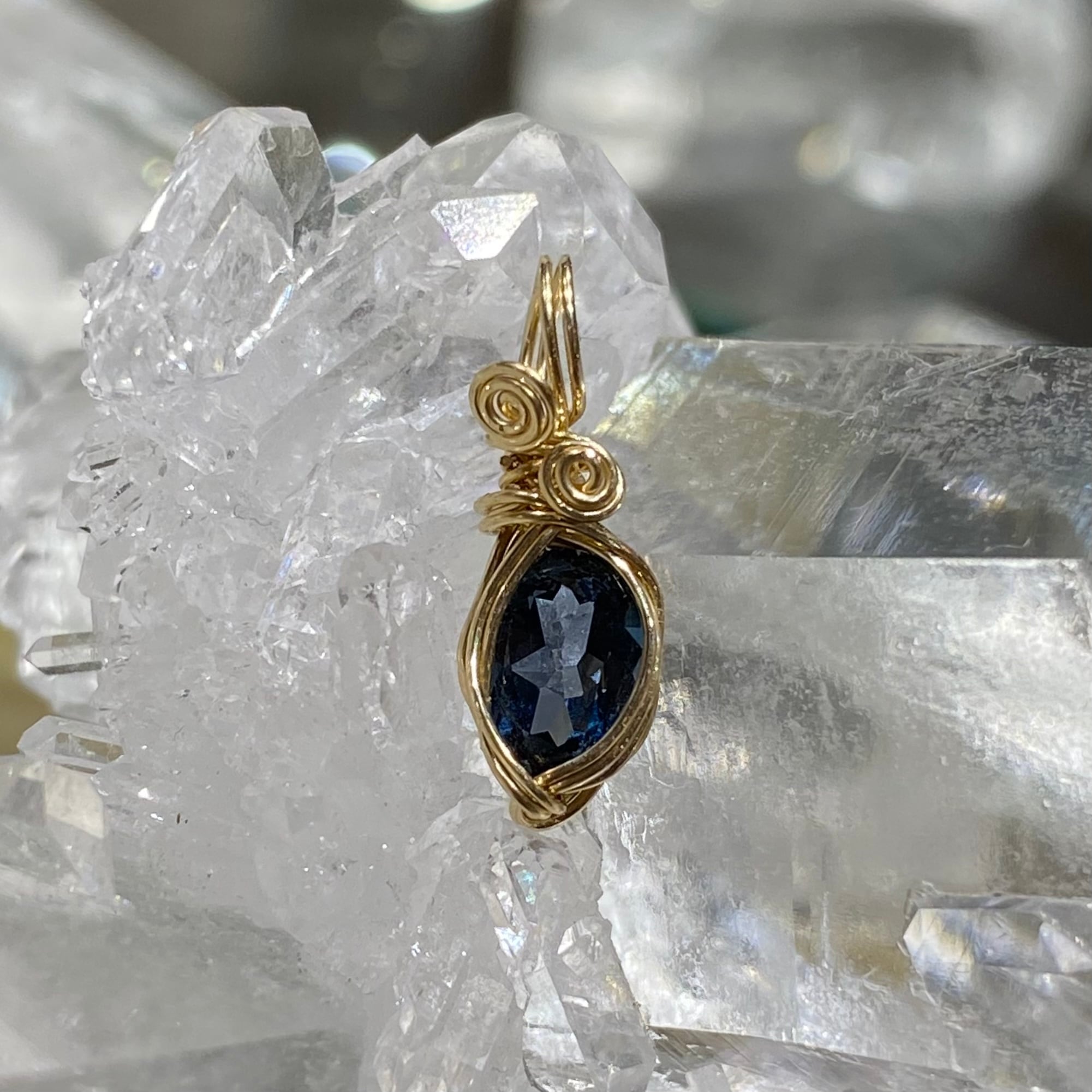 ブルートパーズ サファイア ペンダントトップ ワイヤージュエリー