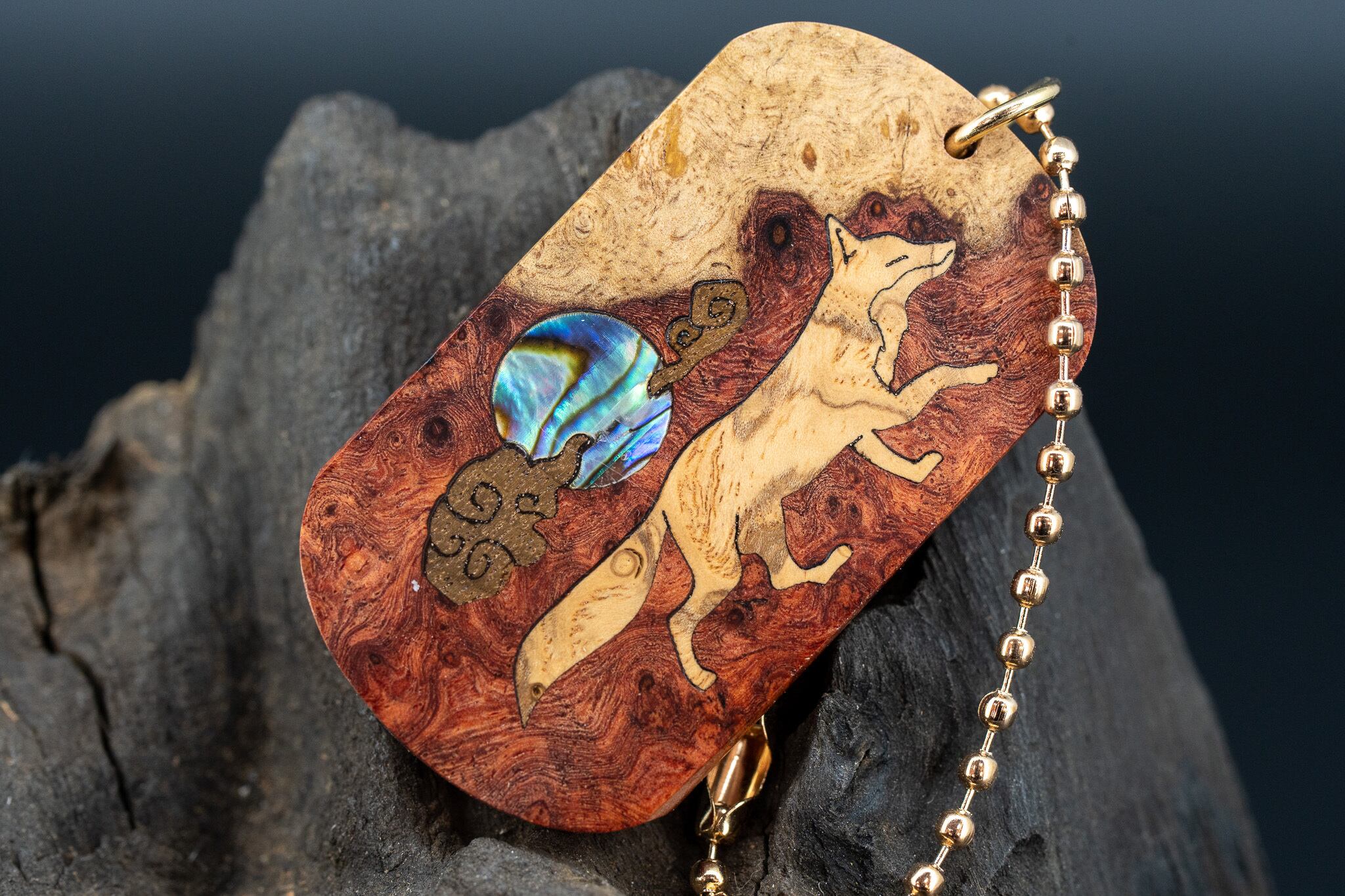 【朱色の銘木】 本花梨瘤 紅白 ドッグタグ 象嵌 十五夜きつね