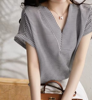 トップス シャツ ブラウス 袖あり 半袖 Vネック 襟なし シャツ襟 ワイド シフォン きれいめ シンプル カジュアル 大人 上品 おしゃれ お洒落 かっこいい 大人可愛い 大人女子 こなれ感 エレガント 存在感 とろみ感 抜け感 ストライプ 春 夏 10代 20代 30代 40代 レディース 女性用 オフィス OL 通勤 学生 通学 デート お出かけ 女子会 お泊まり 休日 パーティー イベント 旅行 ホテル レストラン 着回し 普段使い S M L XL ホワイト ブラック