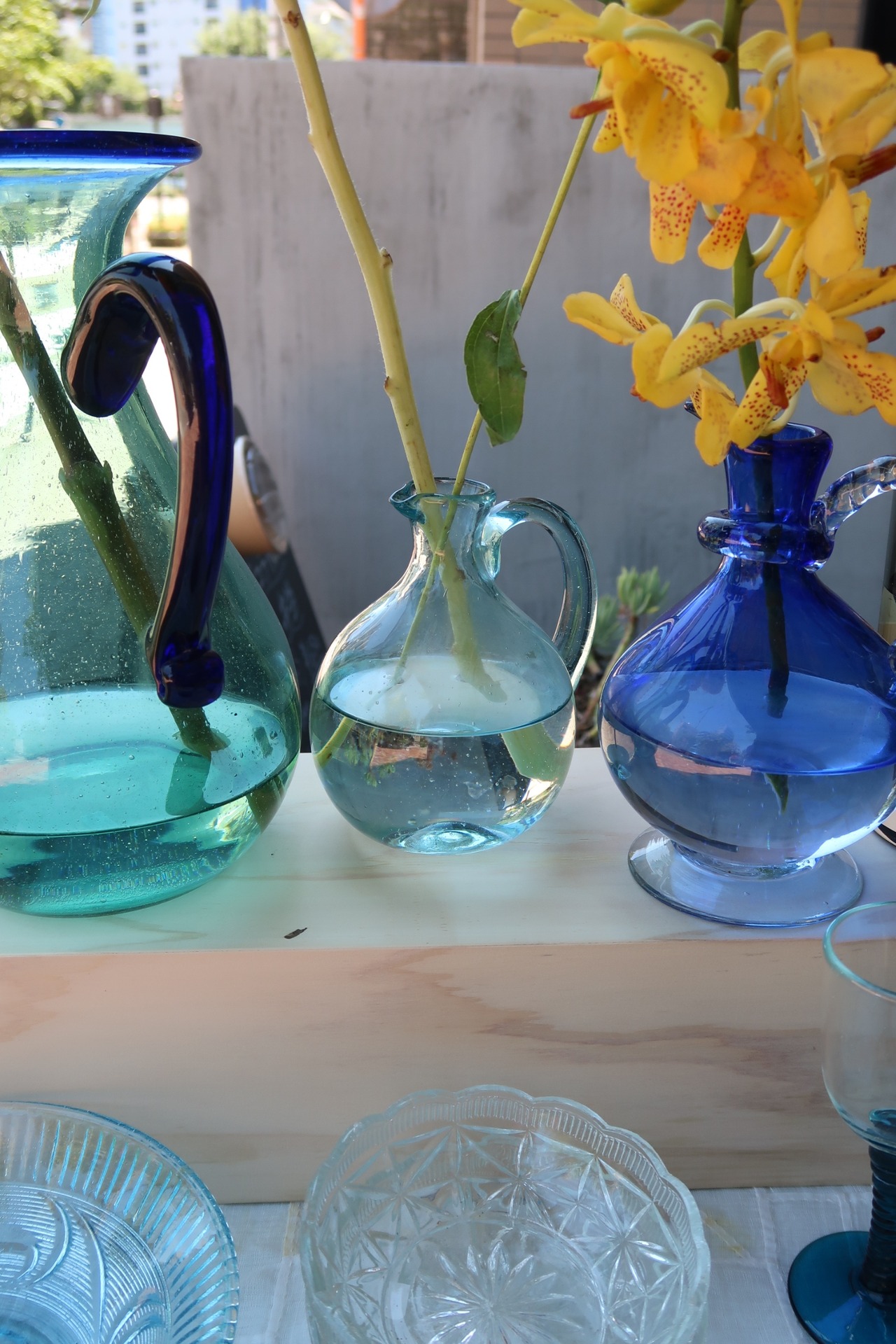 ねじねじ取っ手の青ピッチャー