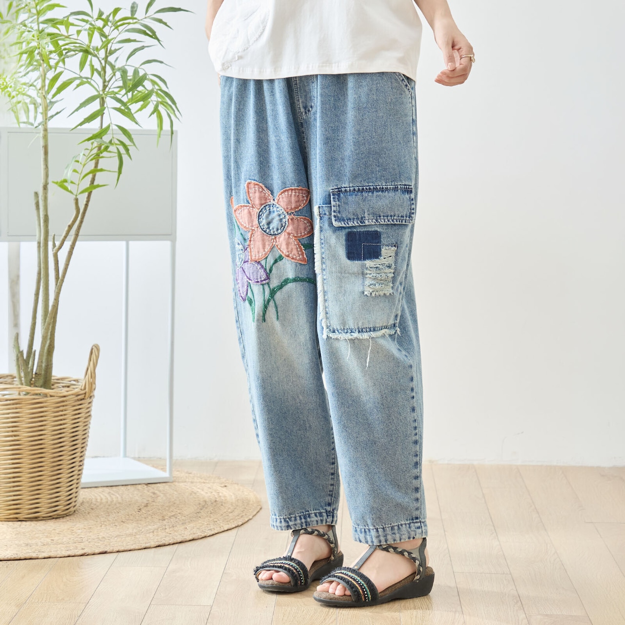 TRUBE 大輪フラワーアップリケバレルテーパードデニムパンツ【M~L】デニムブルー