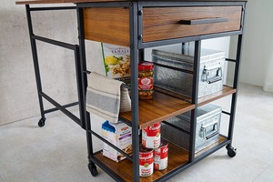 スタイリッシュな空間を演出する『インダストリアル バタフライキッチンワゴン』