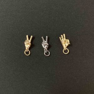 ハンドサインモチーフのメタルチャーム