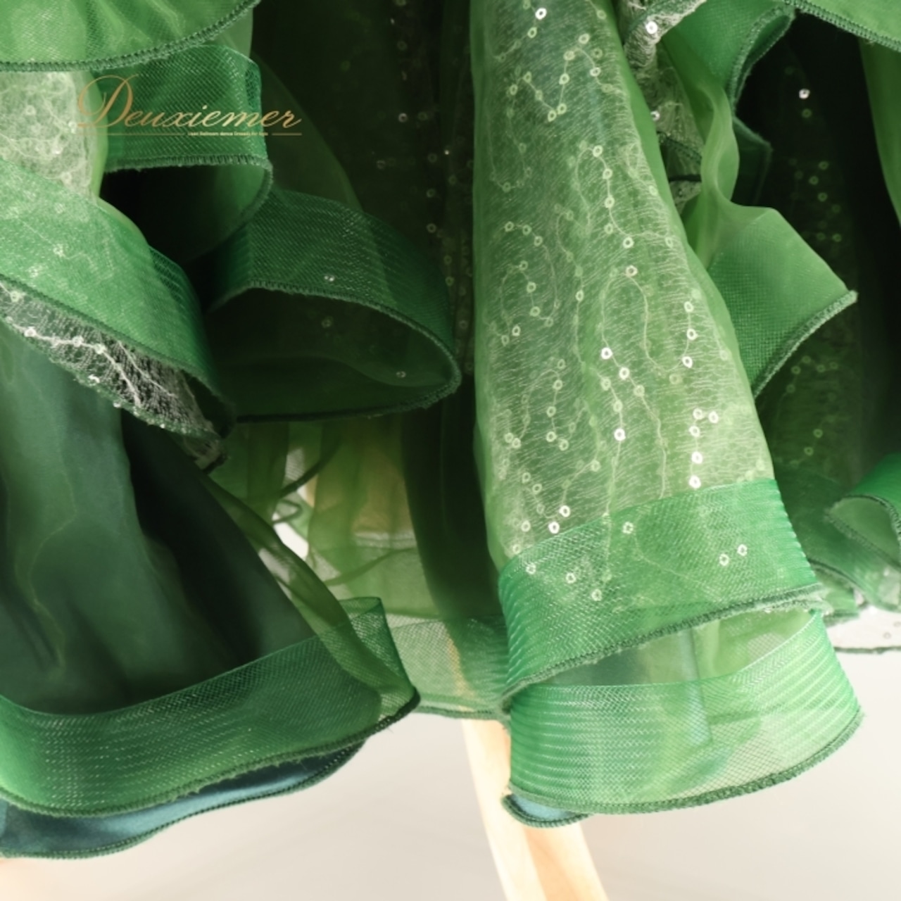 社交ダンス 衣装 スタンダードドレス ワンピース ドレス スタンダード フロート レース フリル 緑 デモ 競技 ダンス パーティ 発表会 ラメ クロッチ グリーン系 おしゃれ スカート 競技用 ドレッシー 美しい イベント用 レディース