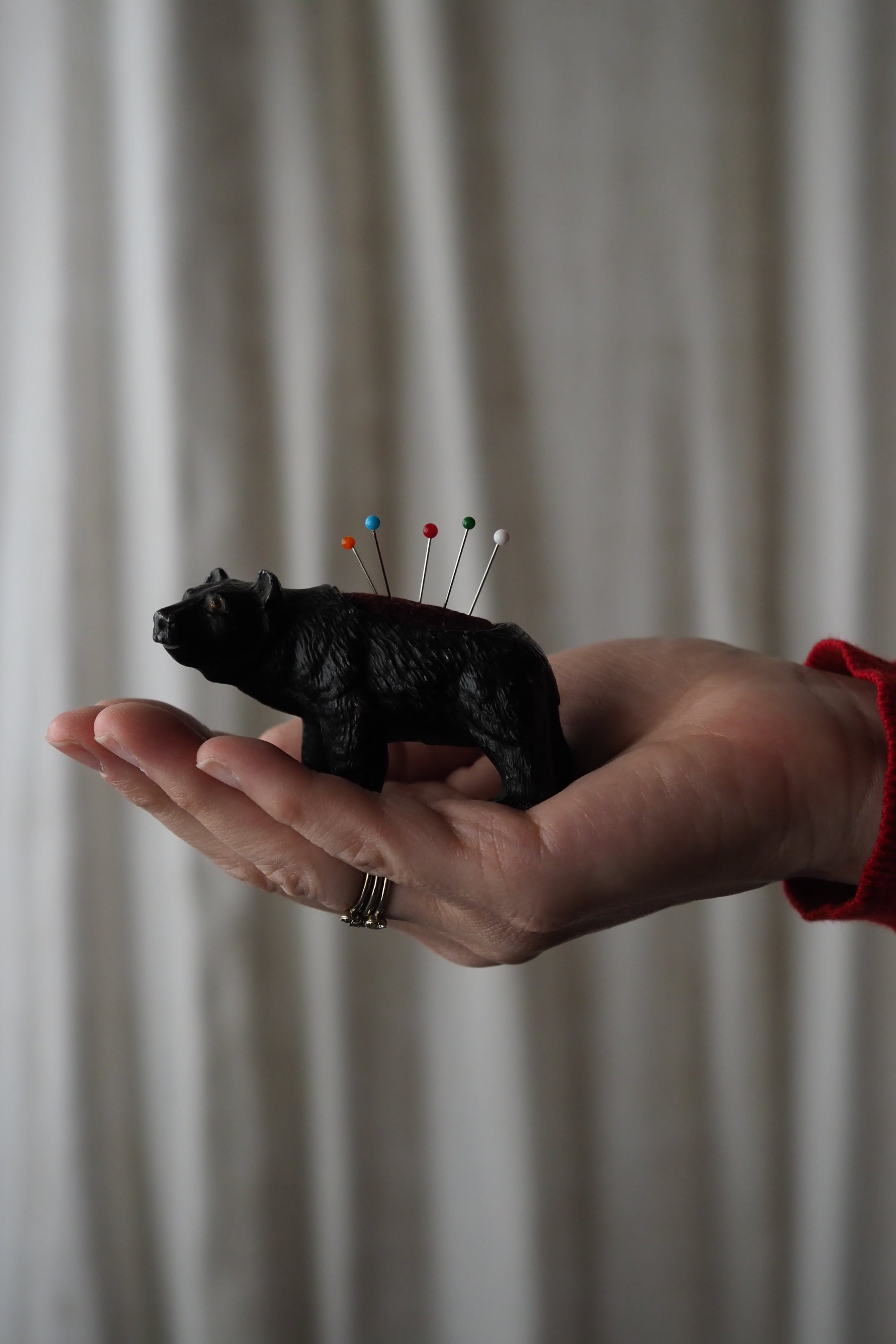 のしのし歩くクマのピンクッション-antique pewter bear pin cushion