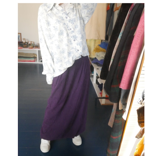 Back slit long skirt