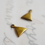 ヴィンテージ シンプルな真鍮の三角チャーム（4コ）