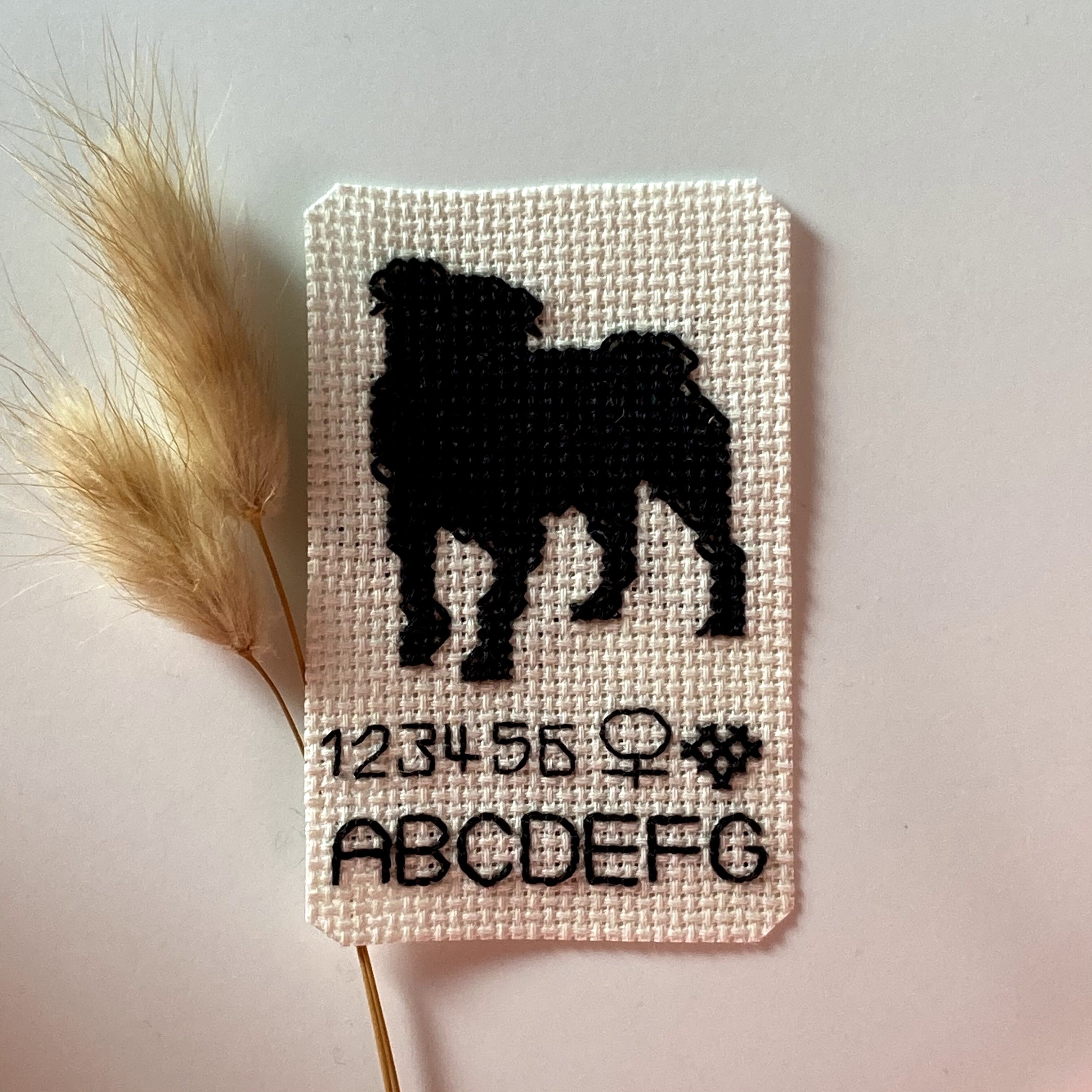 クロスステッチししゅうキット:Dog's Key holder パグ | にっとも堂