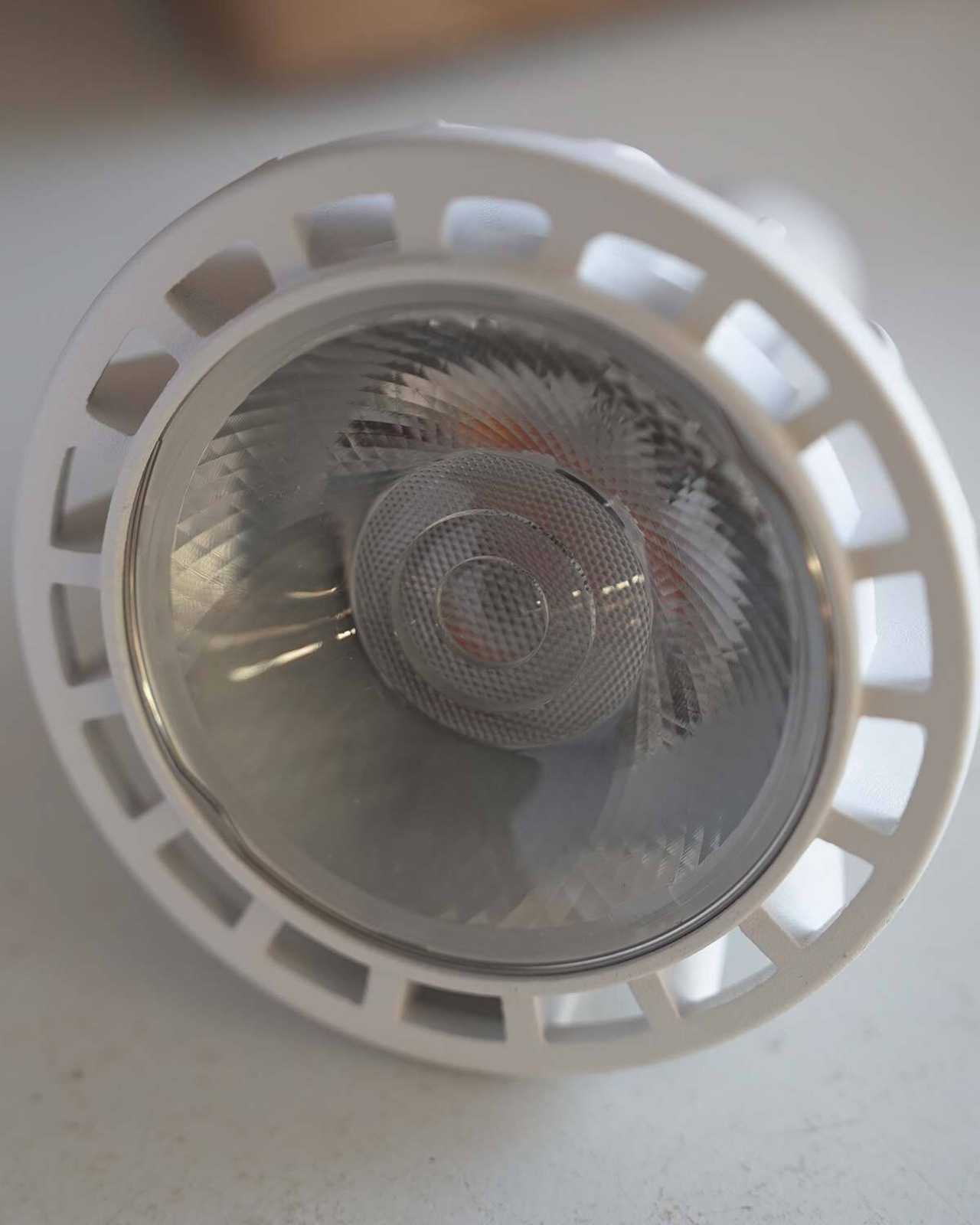 植物育成LED電球 15W 暖色 ホワイトボディ