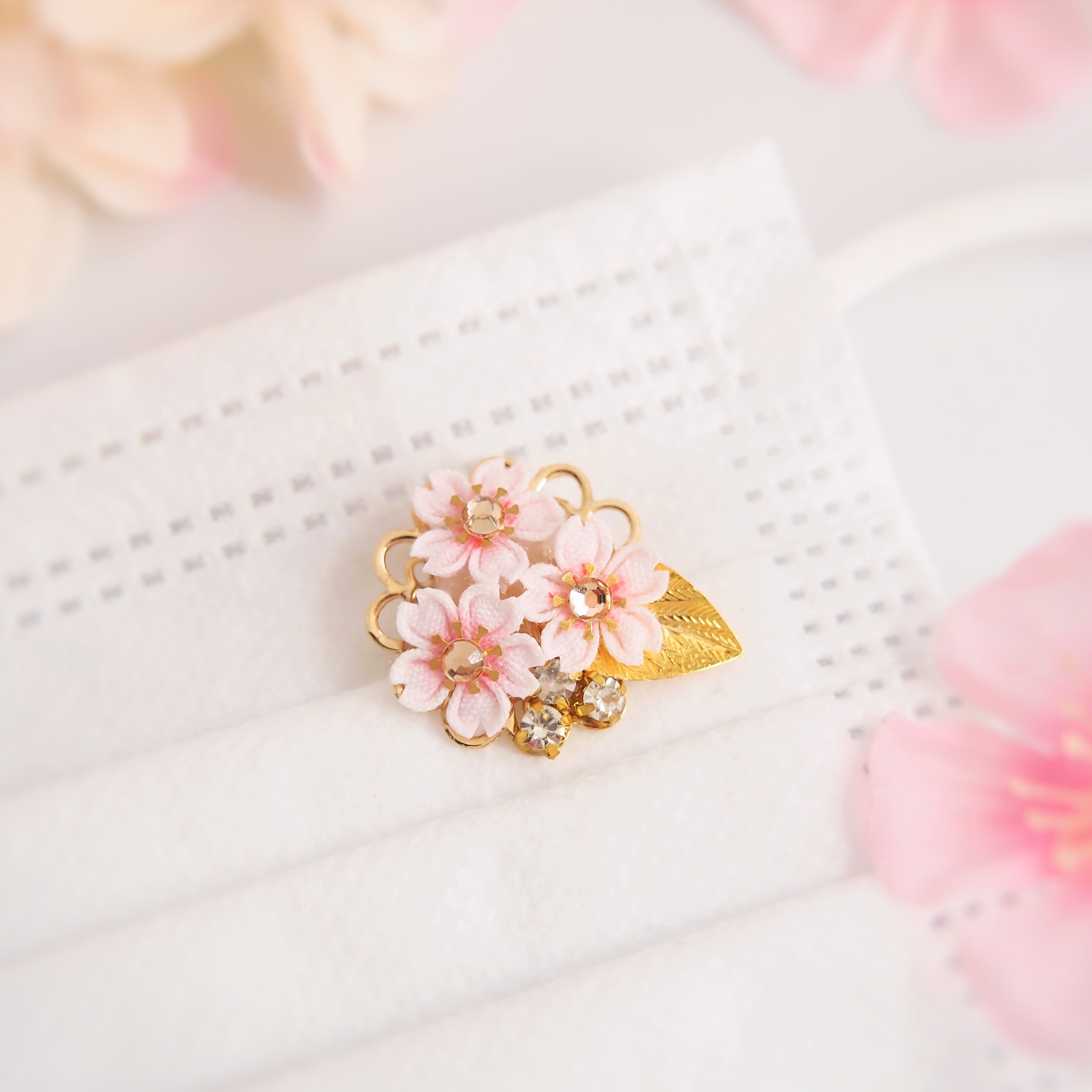 ピンク薔薇ビジュー×さくら花びらチャーム☆ピアス/イヤリング