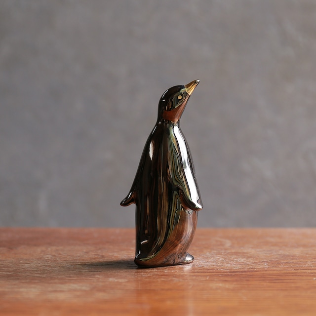 美しく輝く、磁器のペンギン