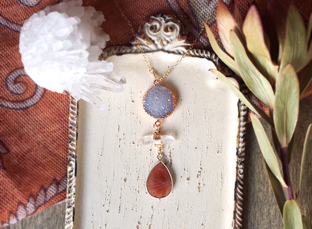 ドゥルージークォーツとサンストーンのネックレス