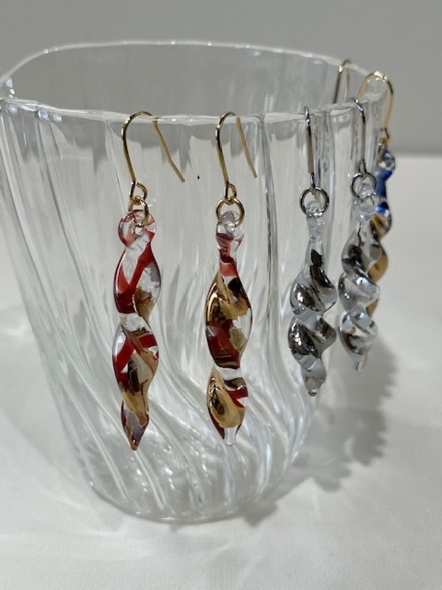 京都・佳耀工房|ボロシリケイトガラスのピアス ワンポイント金彩又は白金入り「ブルー・ルビー・ホワイト」(送料無料)タイプB 夏にぴったり ガラスアクセサリー