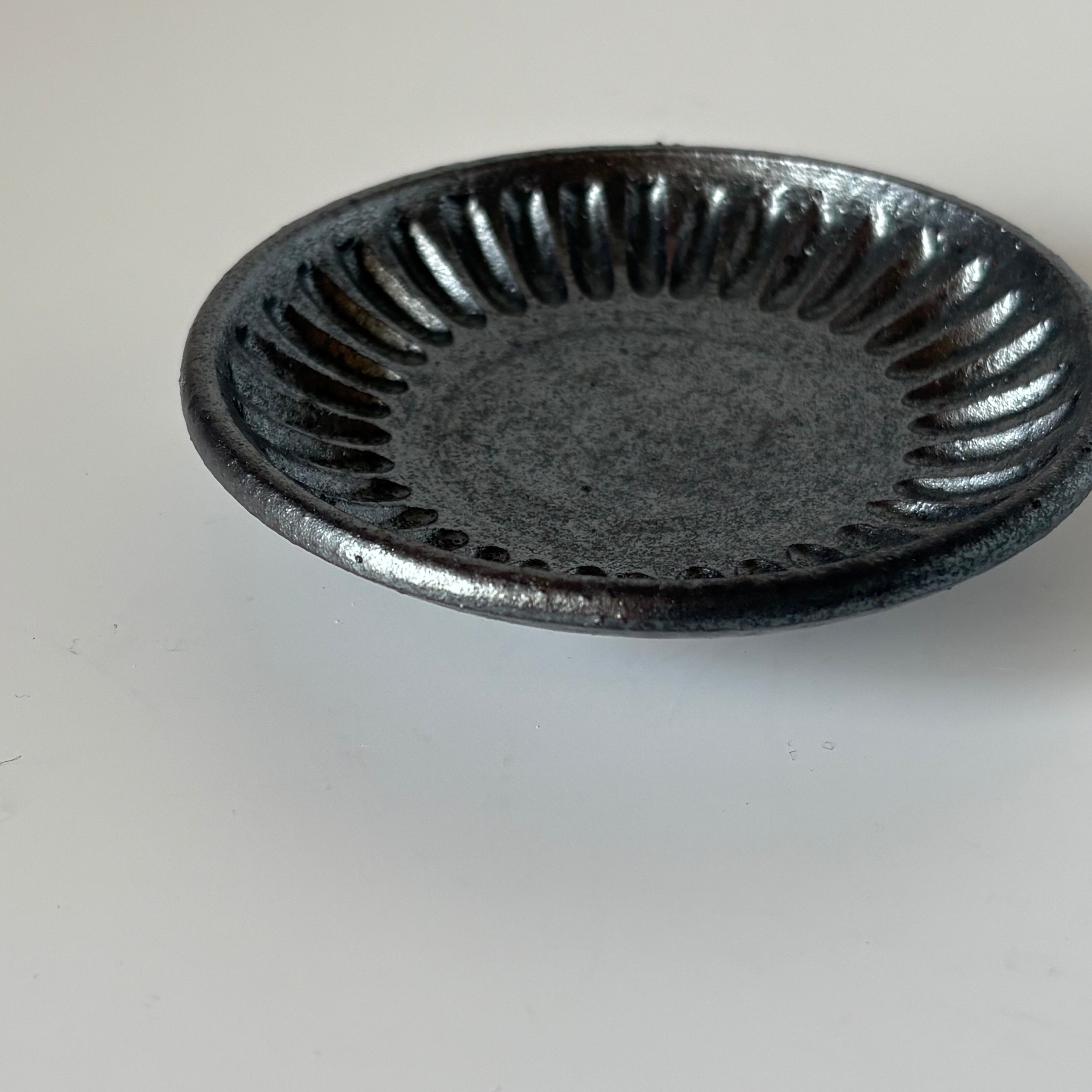 益子淳一 / 鉄黒しのぎ豆皿 | 星霜 -古道具と手しごと品-