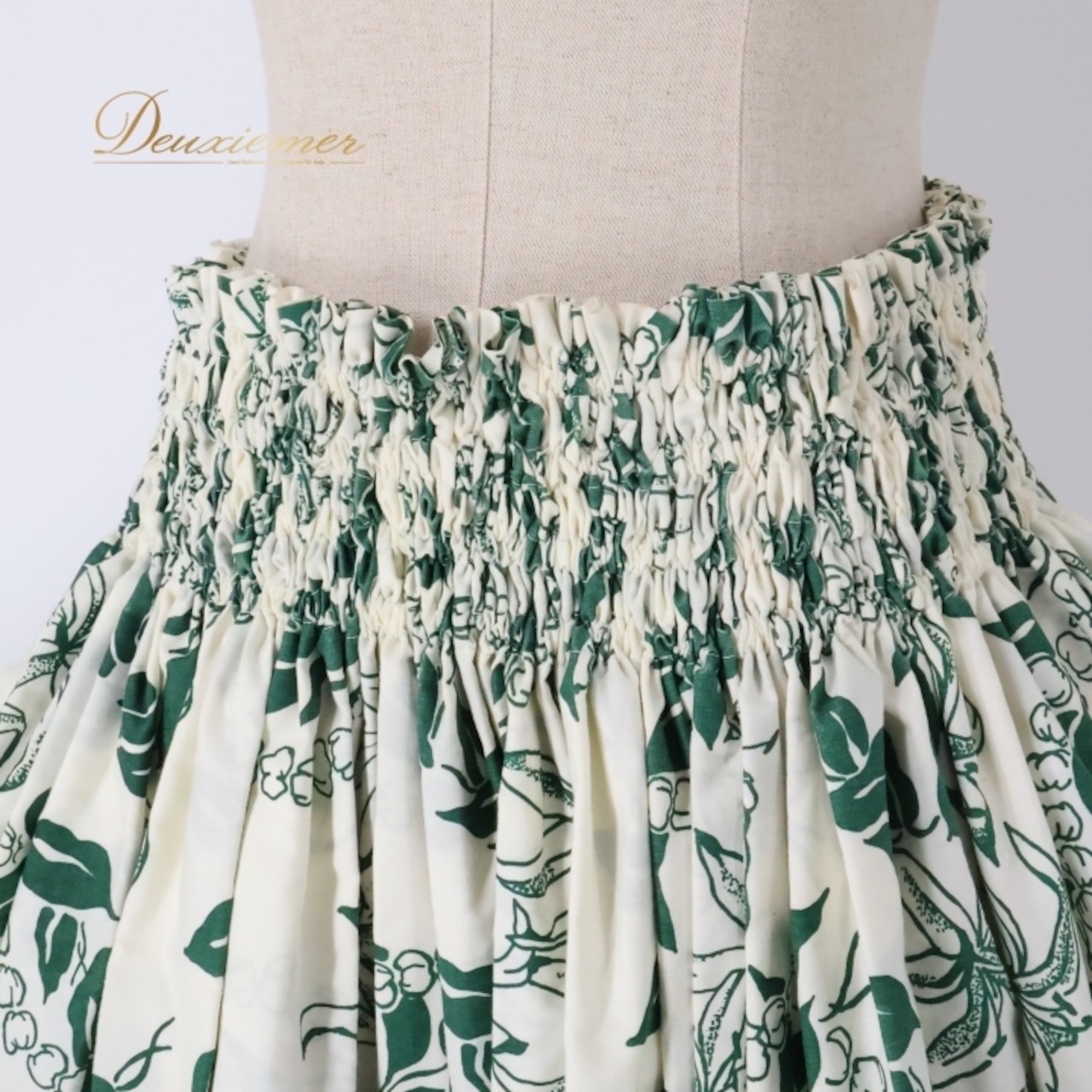 フラダンス 衣装 パウスカート ホワイト系 マカマカ MakaMaka ハワイアンプリント 花柄 植物柄 アロハ フラ ダンス レッスン 練習 シングル スカート フレア ふんわり グリーン系 白 緑 華やか かわいい おしゃれ 上品 大人っぽい フラダンス衣装 夏用 アロハ柄 ハワイアンリゾート おしゃれ着 エスニック カジュアル