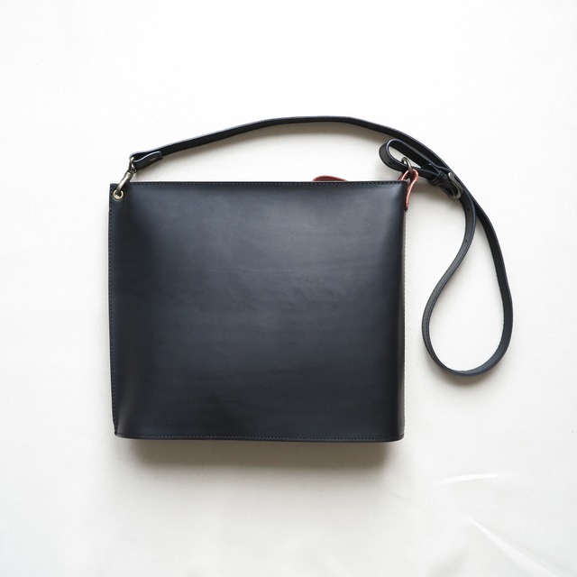 Italian leather shoulder bag「streamline」BLACK
