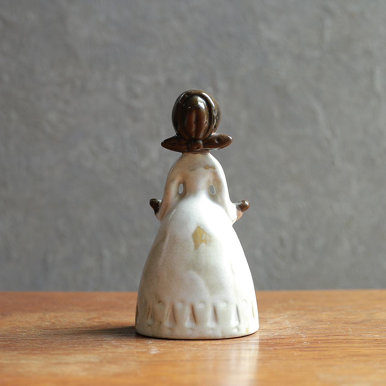 そっと目を閉じた、素朴な女の子のフラワーベース 8