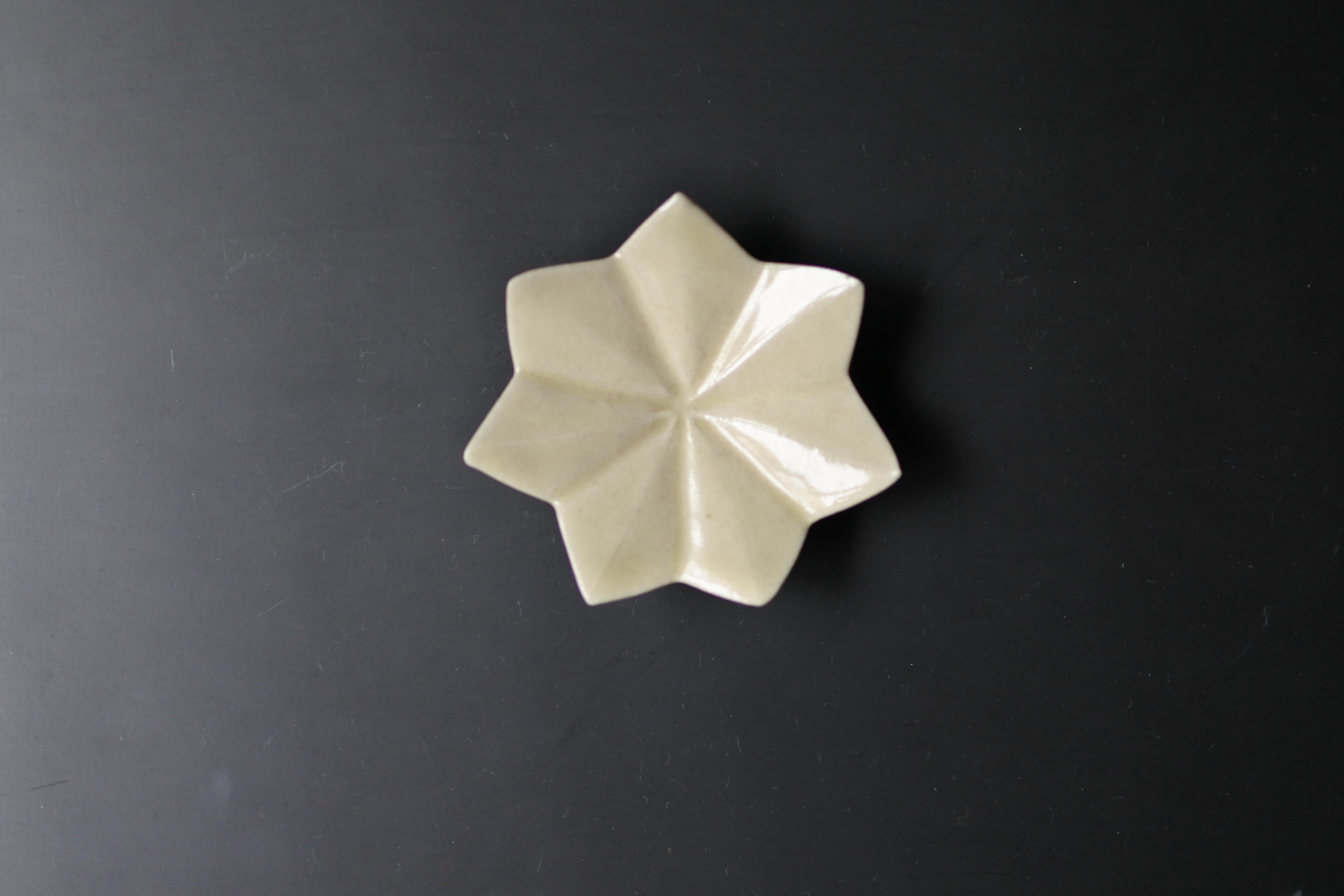前田麻美 黄磁七芒星豆々皿 | 鎌倉倶楽部 茶寮