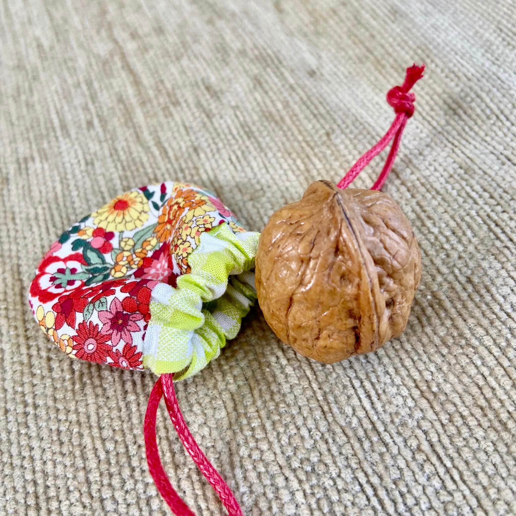 new!『 鈴くるみのお守り』（ 宝来鈴 / 花柄巾着袋付き） | りすの小部屋