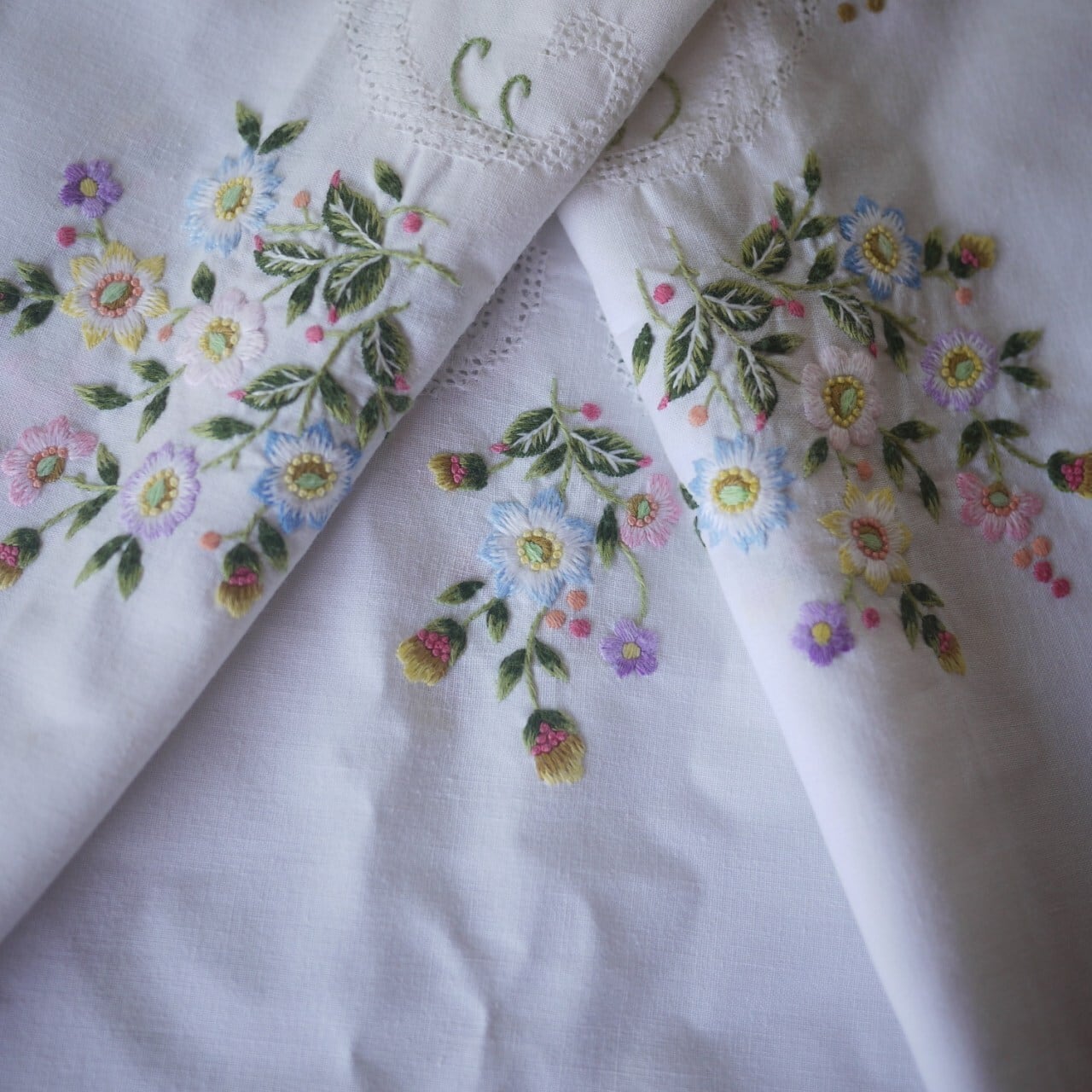 小花刺繍 サテンステッチテーブルクロス ドイツヴィンテージ