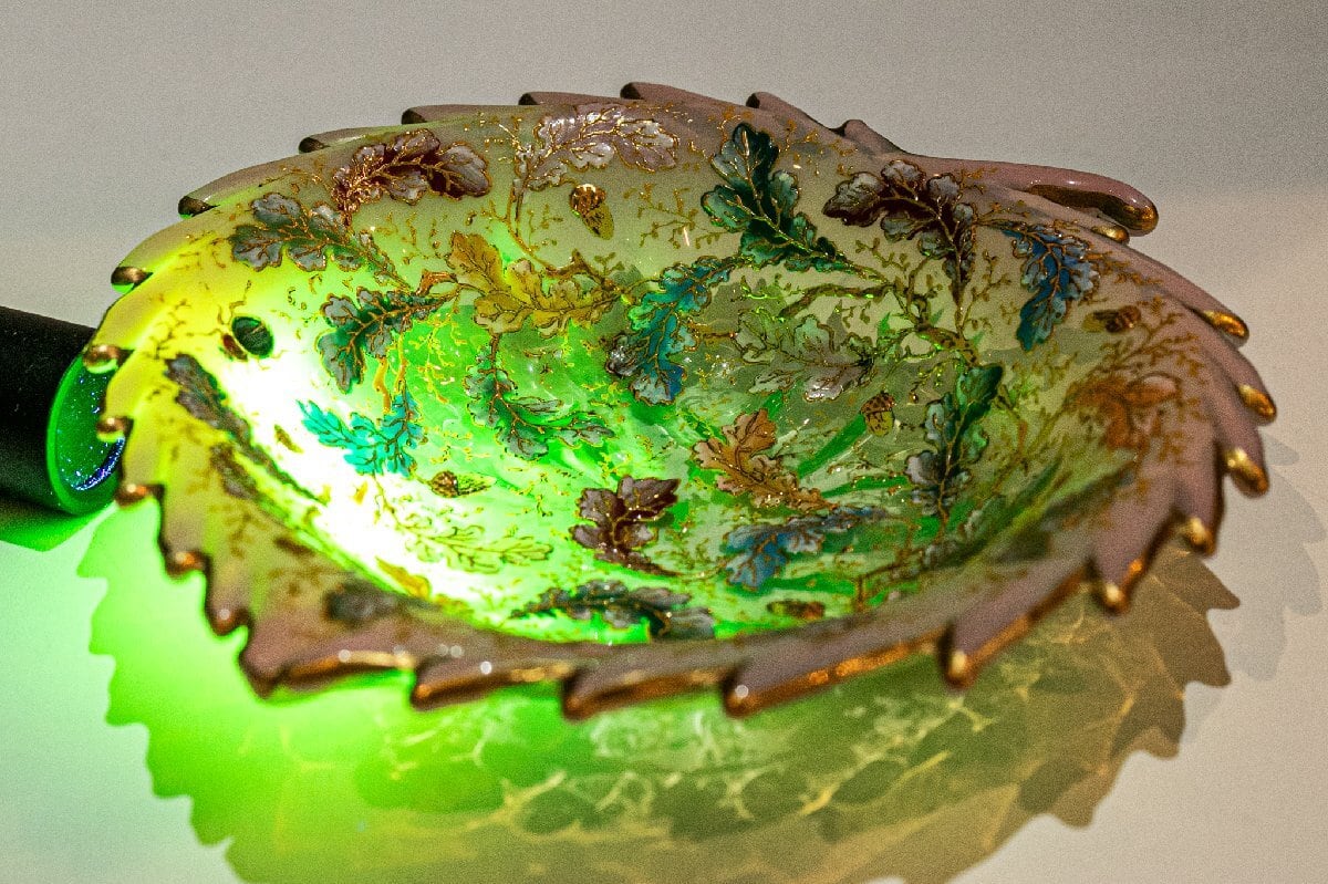 モーゼル（Moser） 金彩厚彩エナメル オークの葉とどんぐり昆虫文 葉形