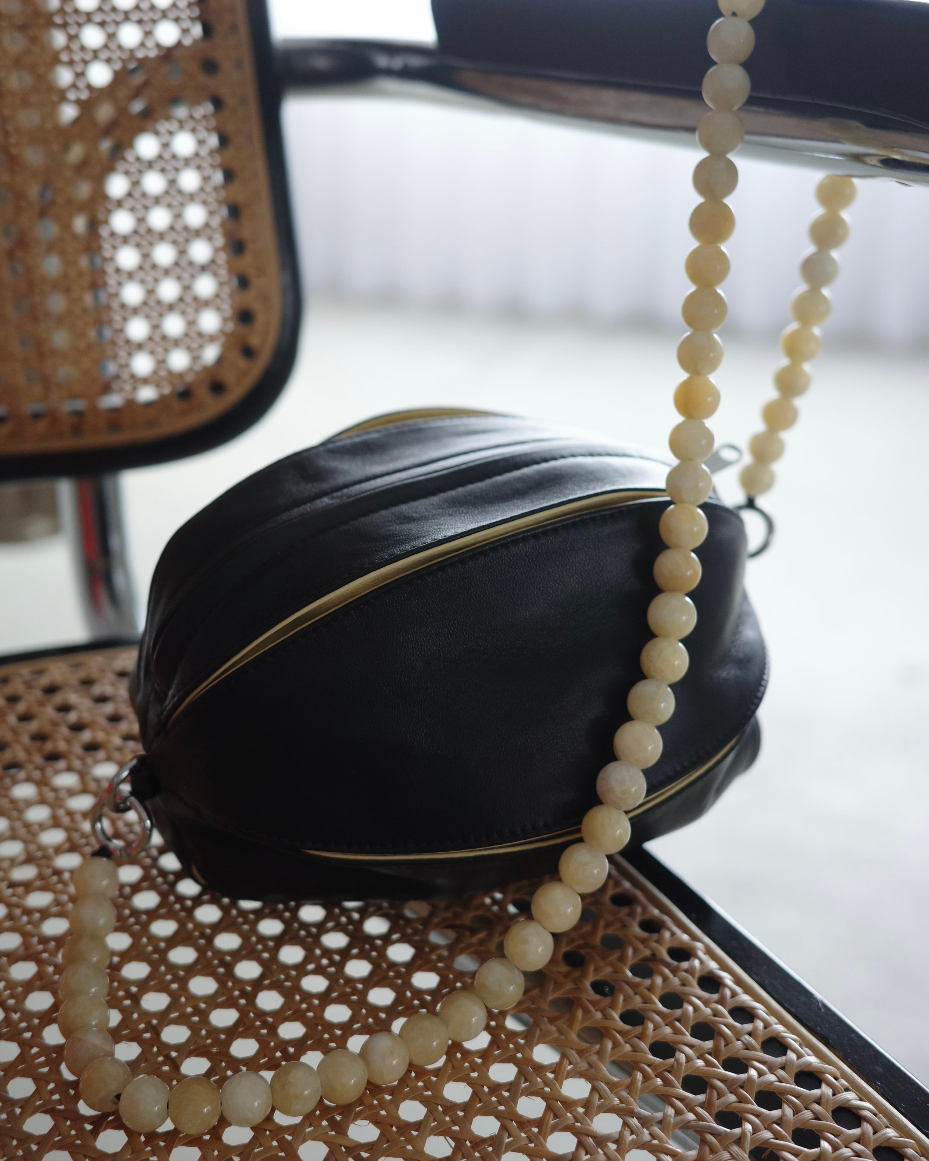 LEMAIRE / BALOON SLIT BAG -Black / Macadamia- | LA VILLA ROUGE
