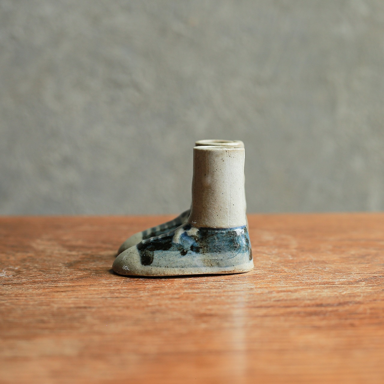 ちょこんとかわいらしい、陶器の靴