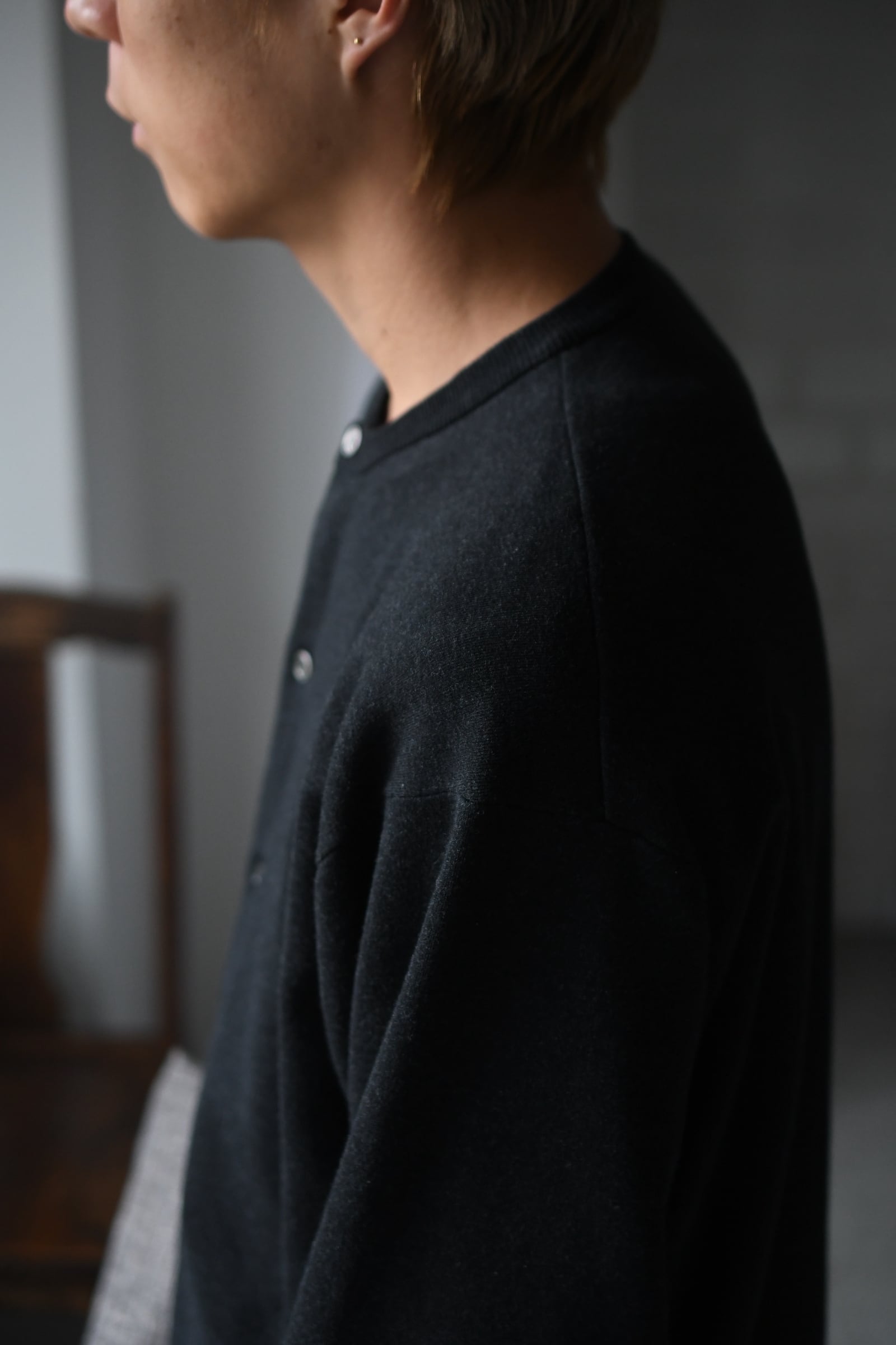 BATONER / 32G SMOOTH KNIT CREW NECK CARDIGAN (Melange Black) | nariwai