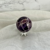 特徴のある模様をもつドリームアメジスト＊シェブロンアメジストスフィア1＊紫水晶＊天然石丸玉＊天然石インテリア＊置き物