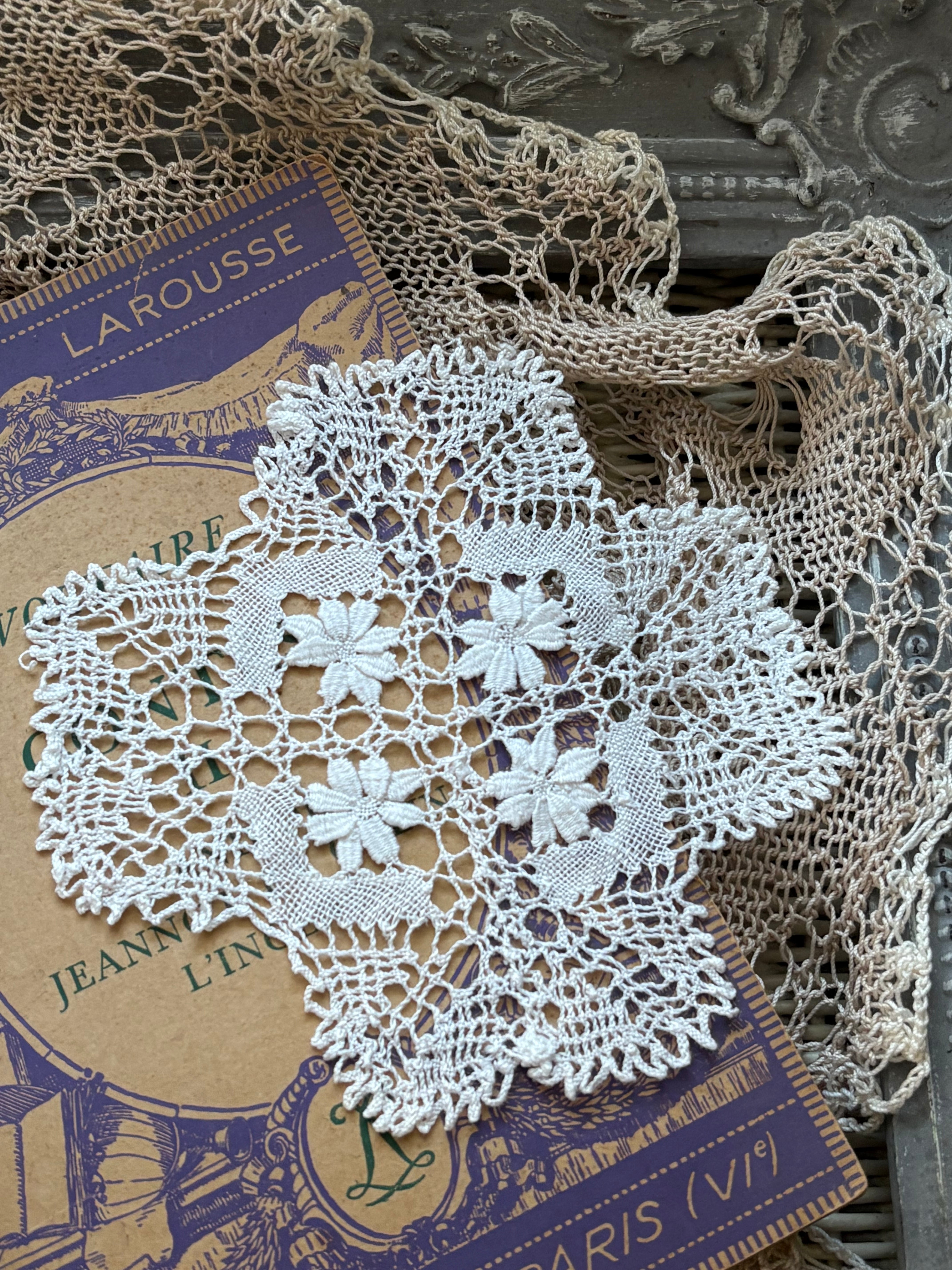 英国 Vintage ヴィンテージドイリー 11.5cm×10.5cm フラワー 敷物 ハンドメイド素材 インテリア小物 カットワーク