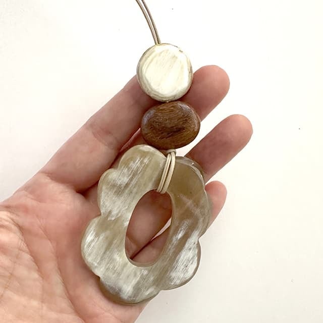 N-257w BH oval花ペンダント白 | Bijoux Kei