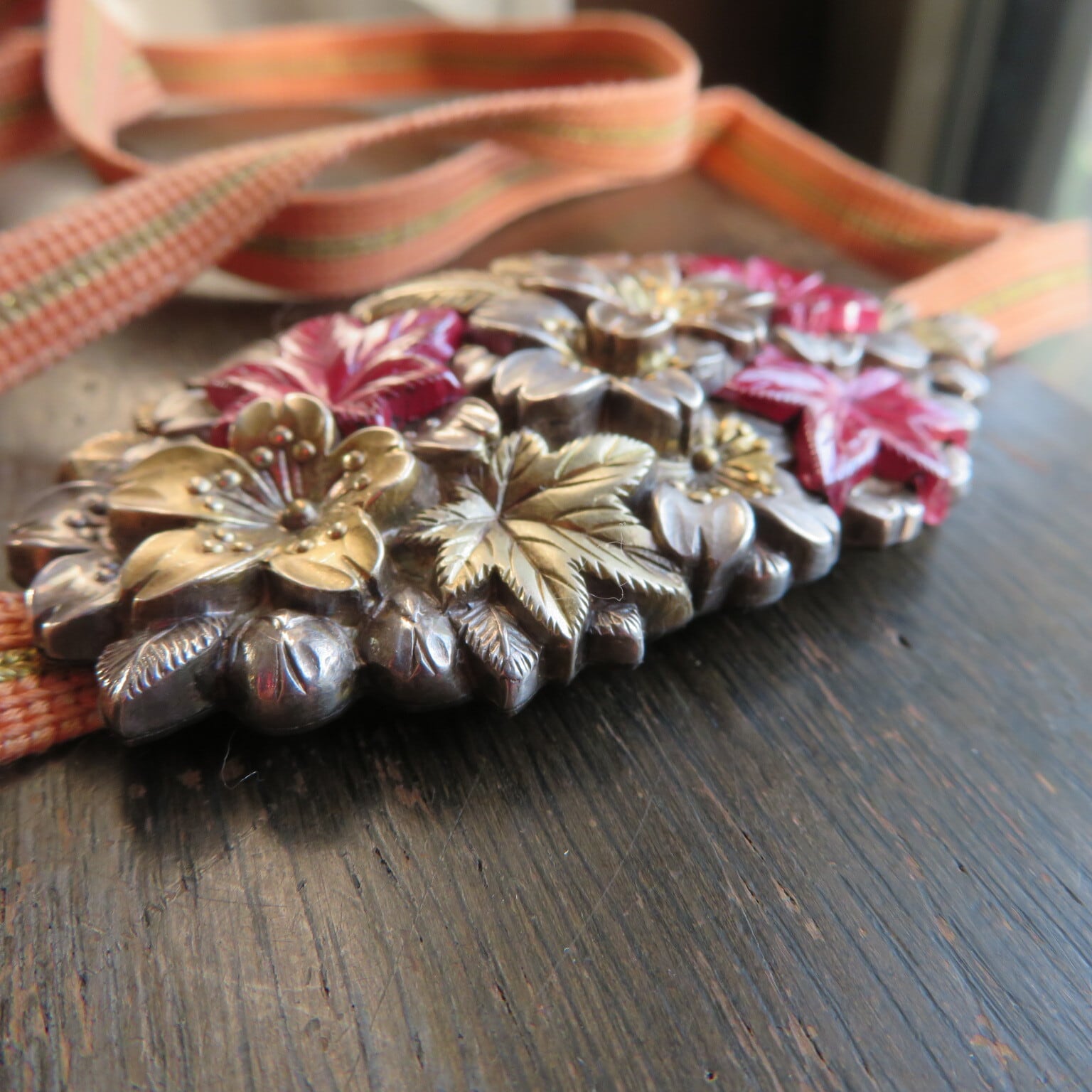 アンティーク　桜楓散らし雲錦の大きな帯留め