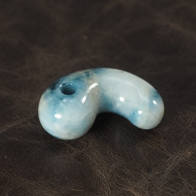 糸魚川翡翠 コン沢 青翡翠 勾玉 13.4g Itoigawa Blue Jadeite magatama