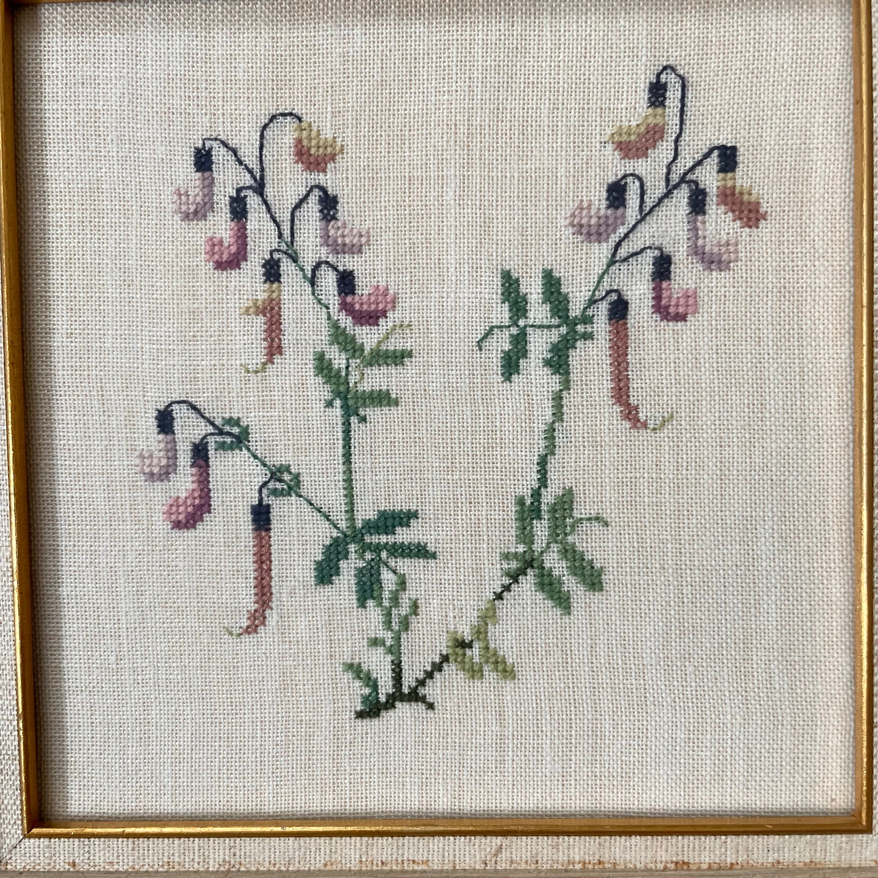 花の刺繍の壁飾り