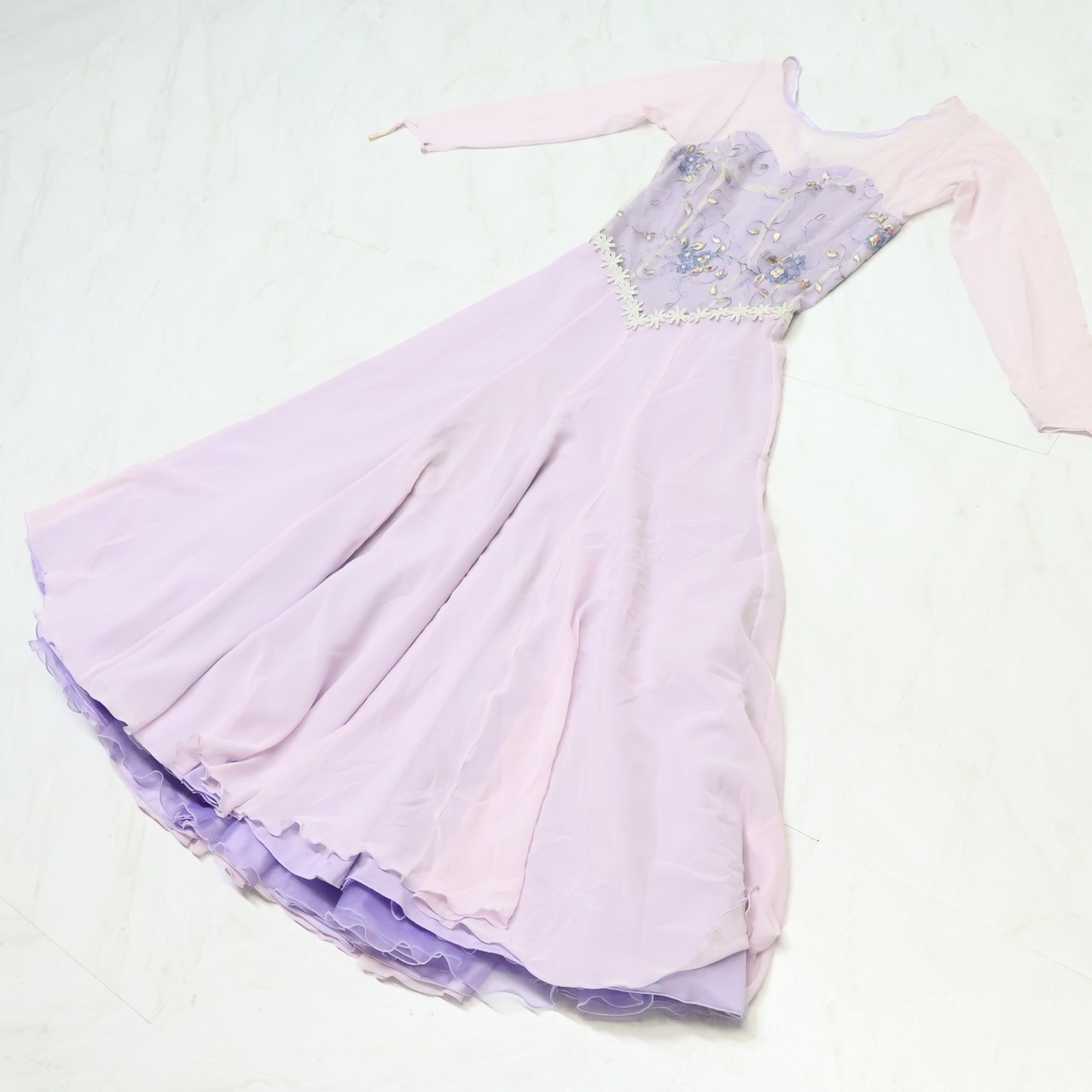 【社交ダンス衣装】パープル ワンピース ドレス 紫 藤色 ラベンダー フリル レース 花柄 刺繍 綺麗 上品 高級感 優しい