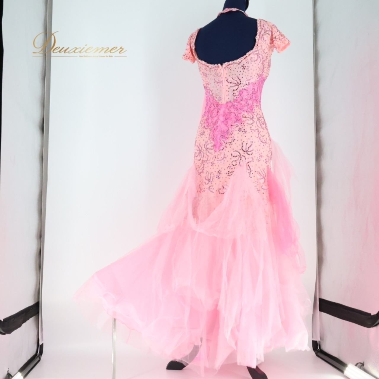 社交ダンス 衣装 スタンダード ドレス スタンダードドレス ワンピース デモ フロート レース 競技 ダンス パーティ 発表会 チュール ピンク系 明るい ピンク チュールドレス スカート2枚 重ねデザイン 競技用 フェミニン スタイル 演出用 ダンスイベント 発表会衣装 女性用 ドレス スタンダードスタイル 競技用衣装