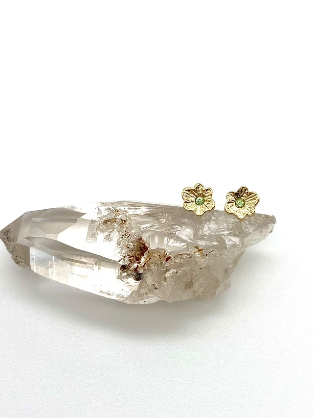 Petite fleur pierced earrings | gold