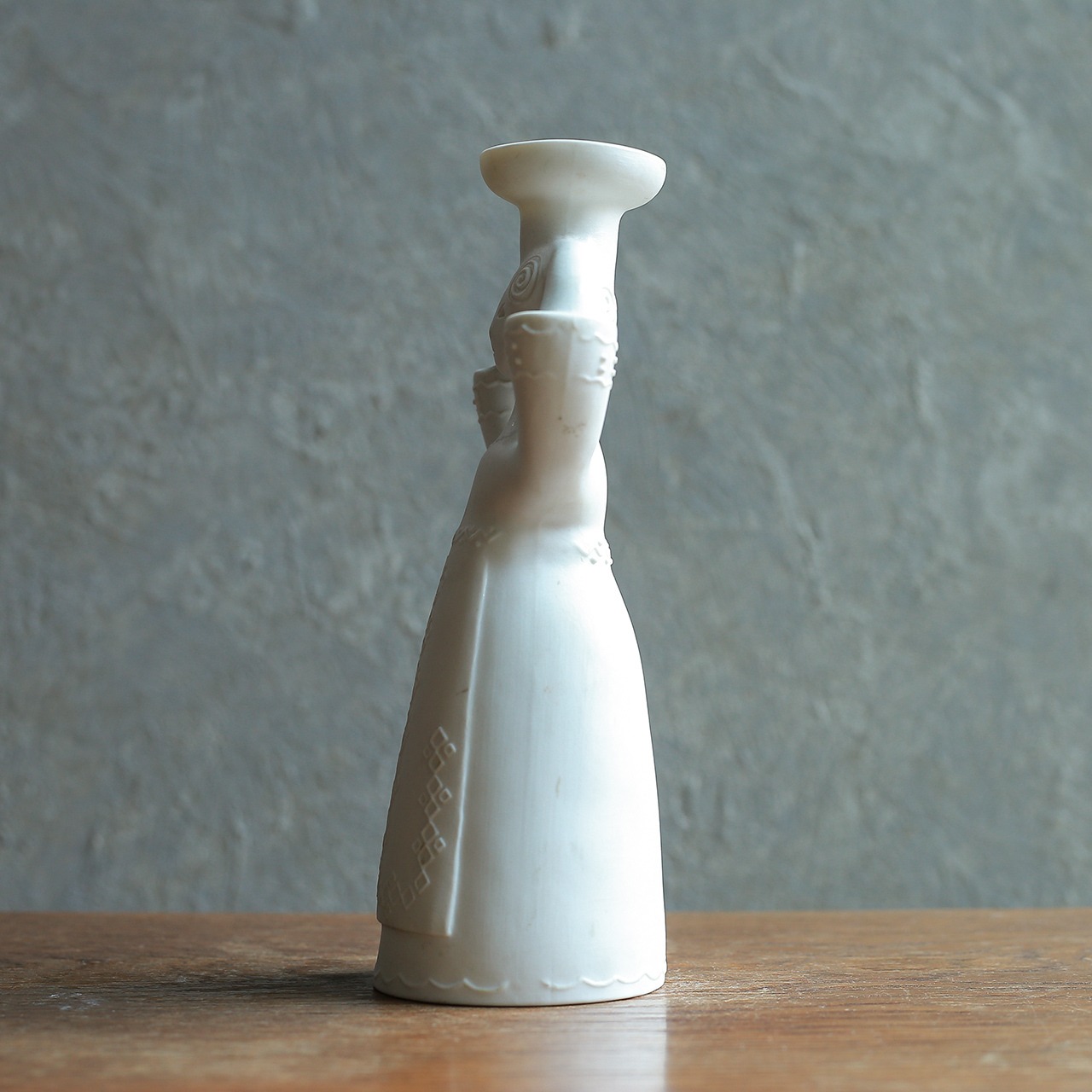 白くてなめらかな、北欧感じる女性のキャンドルホルダー