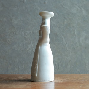 白くてなめらかな、北欧感じる女性のキャンドルホルダー