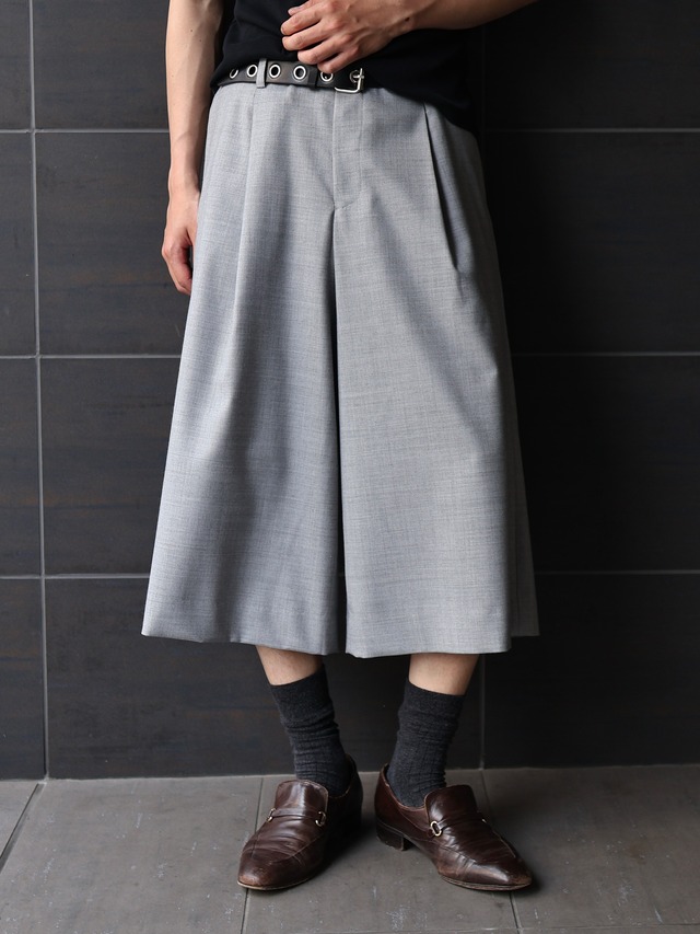 【+(plūs）】1-tuck wool wide shorts grey