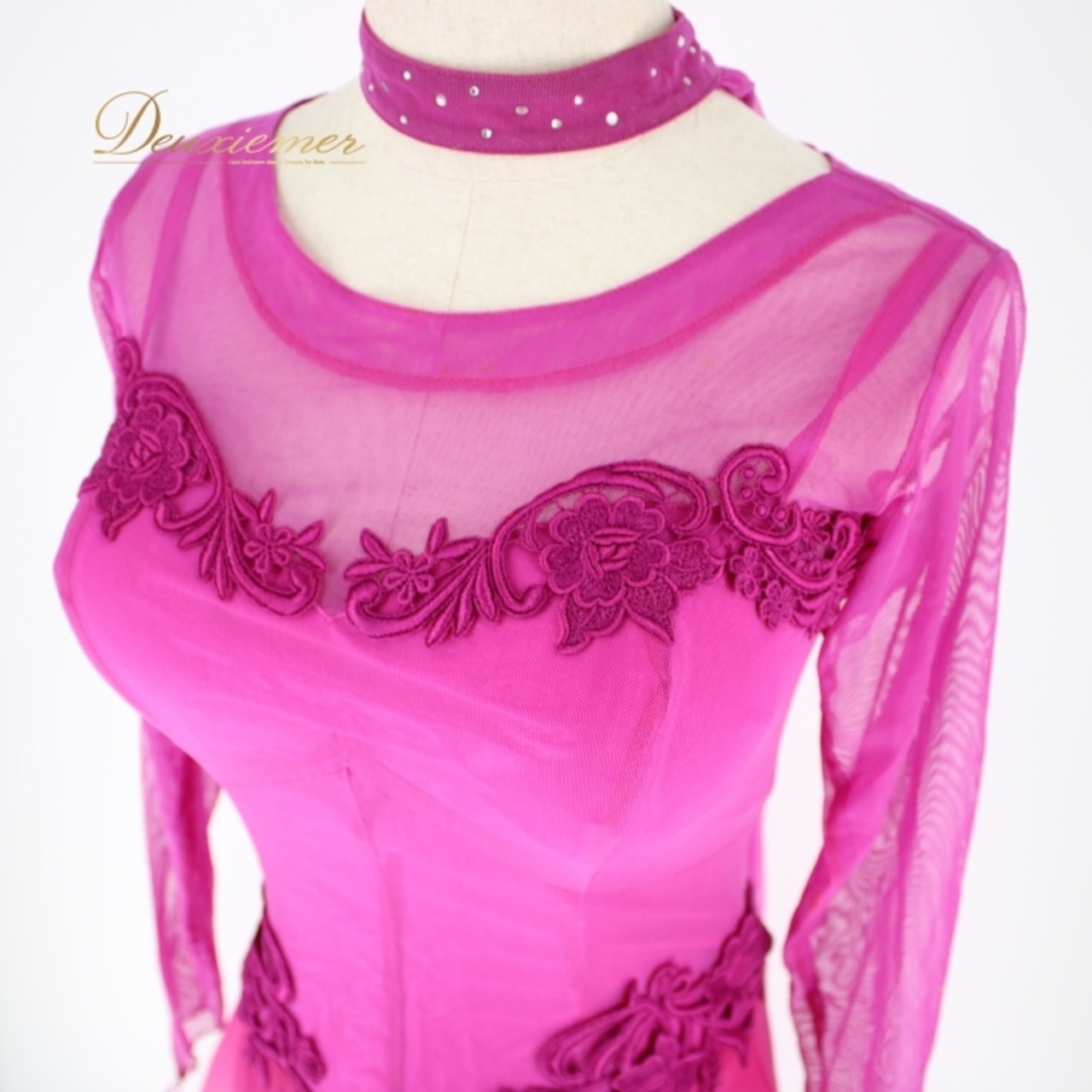 社交ダンス 衣装 スタンダード ドレス ワンピース パーティドレス 紫 白 ホワイト系 アカツキ商事 パープル系 チョーカー デモ レース ラインストーン 長袖 優雅な広がり 三層スカート 伸縮性 胸パッド付き おそろい ミディアム丈 イベント用 フェスティバル 着やすい デザイン性 高級感 女性用 洗練された きれい 目立つ シンプル おしゃれ 上品 コスチューム