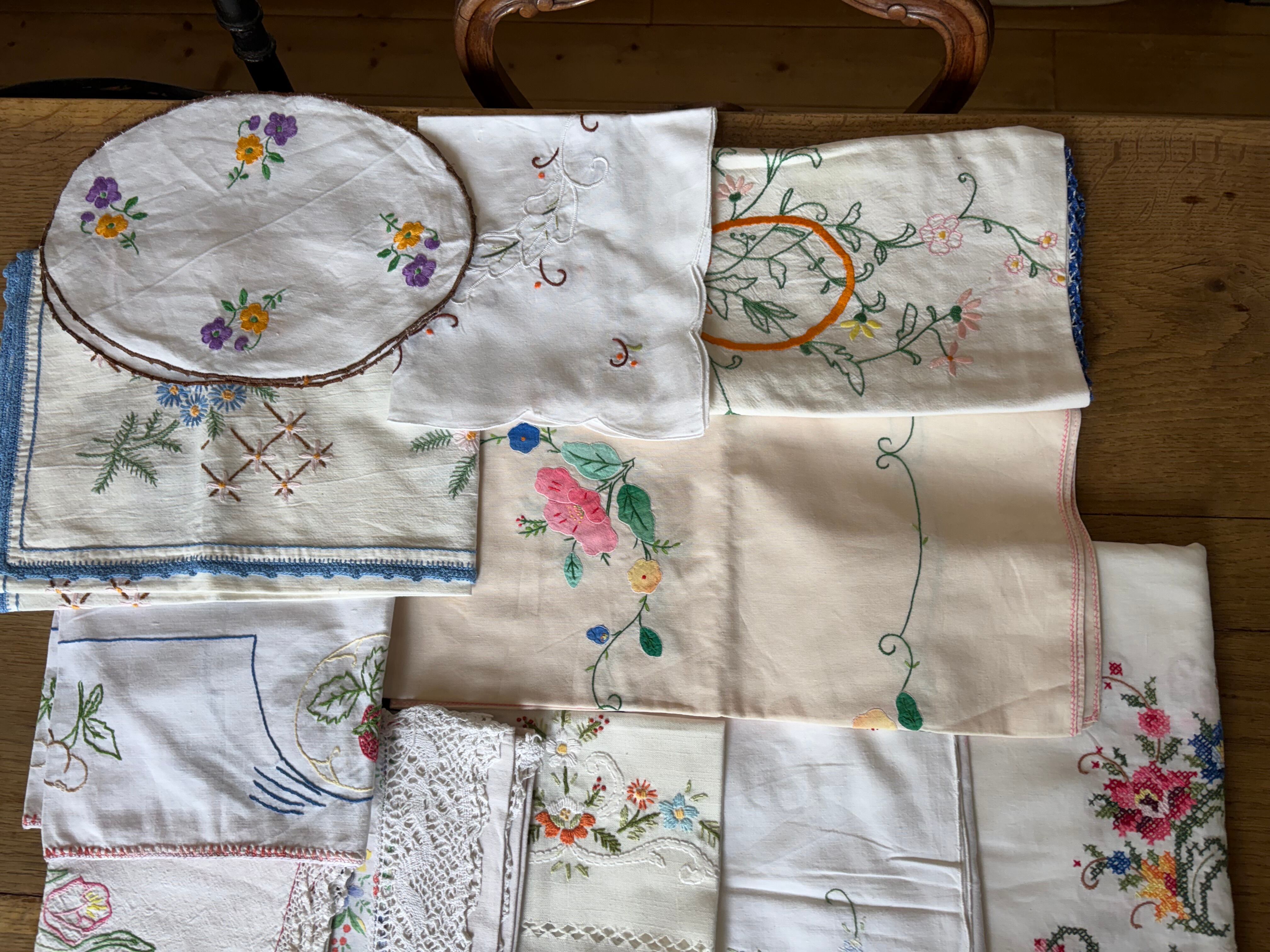 送料無料】フランスアンティーク テーブルクロス（64×62cm） 花柄刺繍