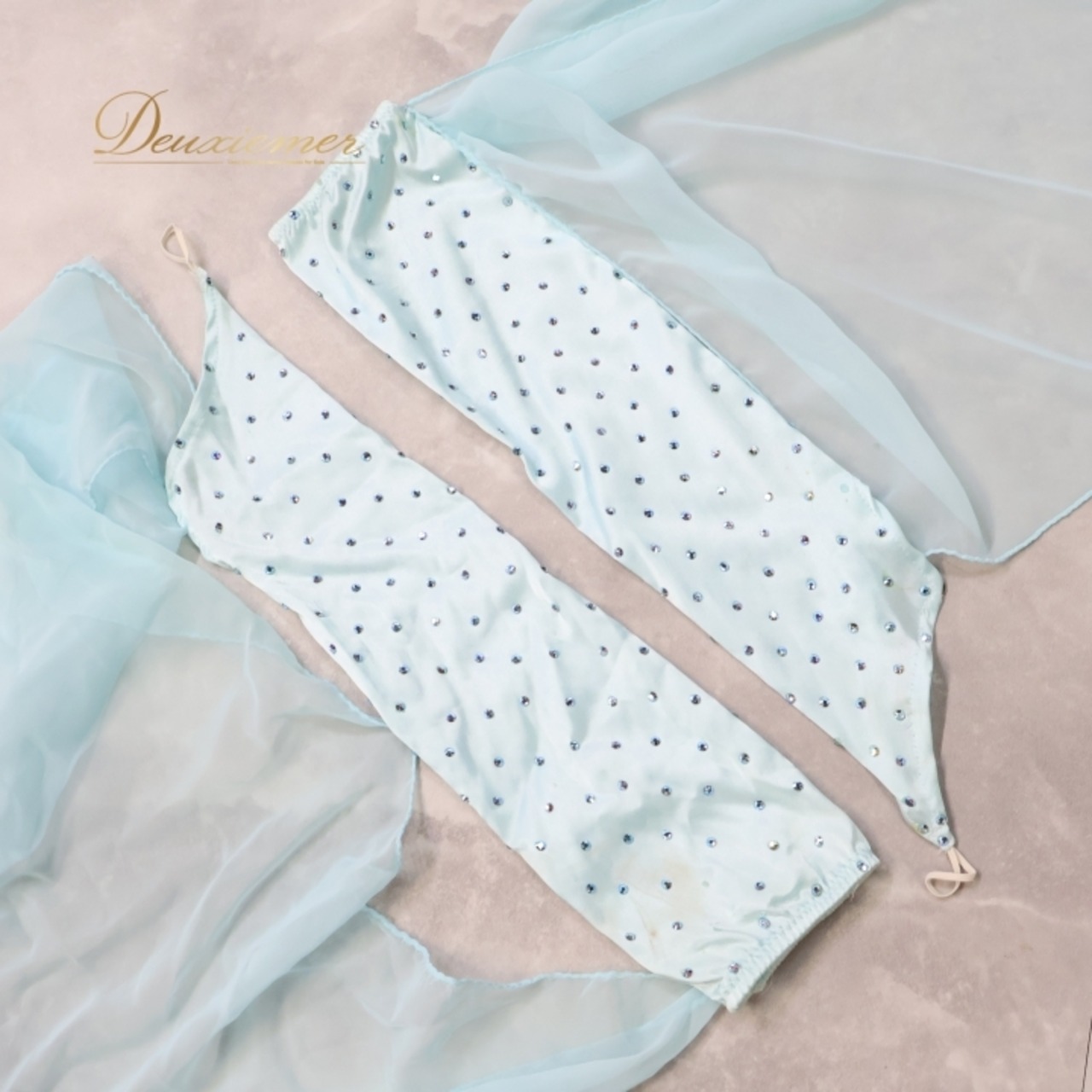 社交ダンス 衣装 スタンダードドレス ワンピース フロート スタンダード 水色 ブルー系 デモ 競技 ダンス パーティ 発表会 レース 綺麗 明るい おしゃれ フェスティバル スカイブルー フリル ふんわり スカート 光沢感 ダンスウェア レディース 上品 フォーマル