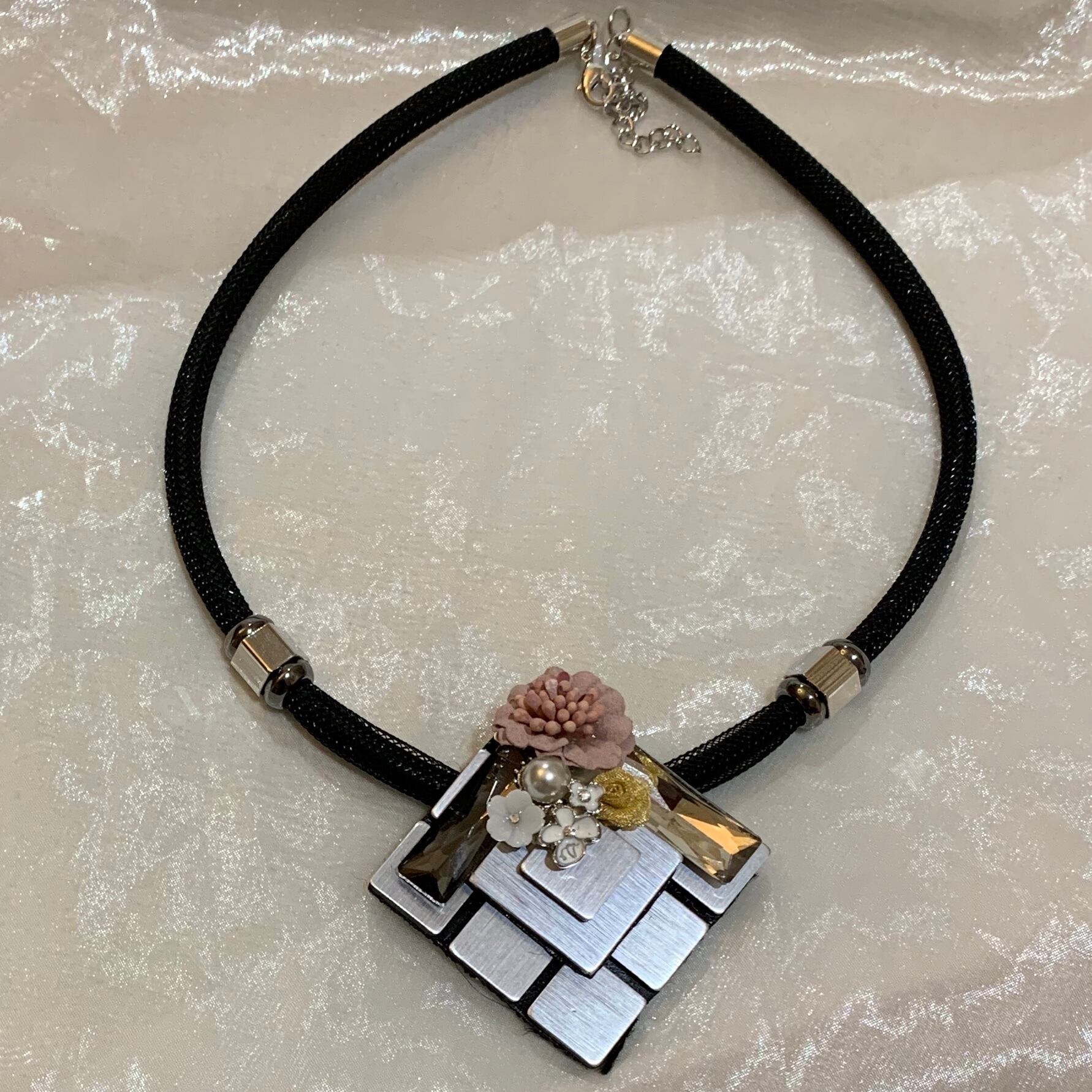 スクエア&フラワーネックレス